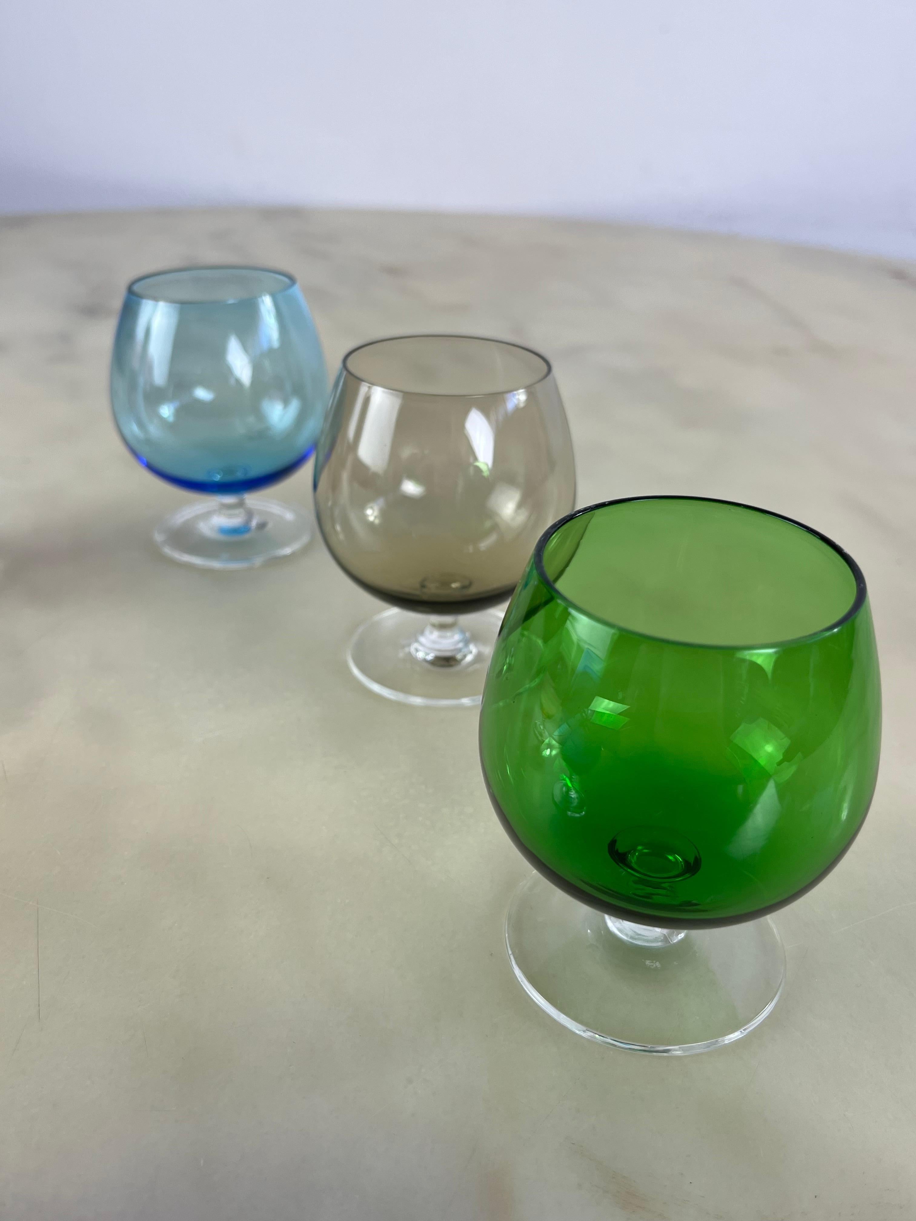 Juego de 6 copas pequeñas de coñac de mediados de siglo en cristal de Murano coloreado, años 50
Intacto y en buen estado.