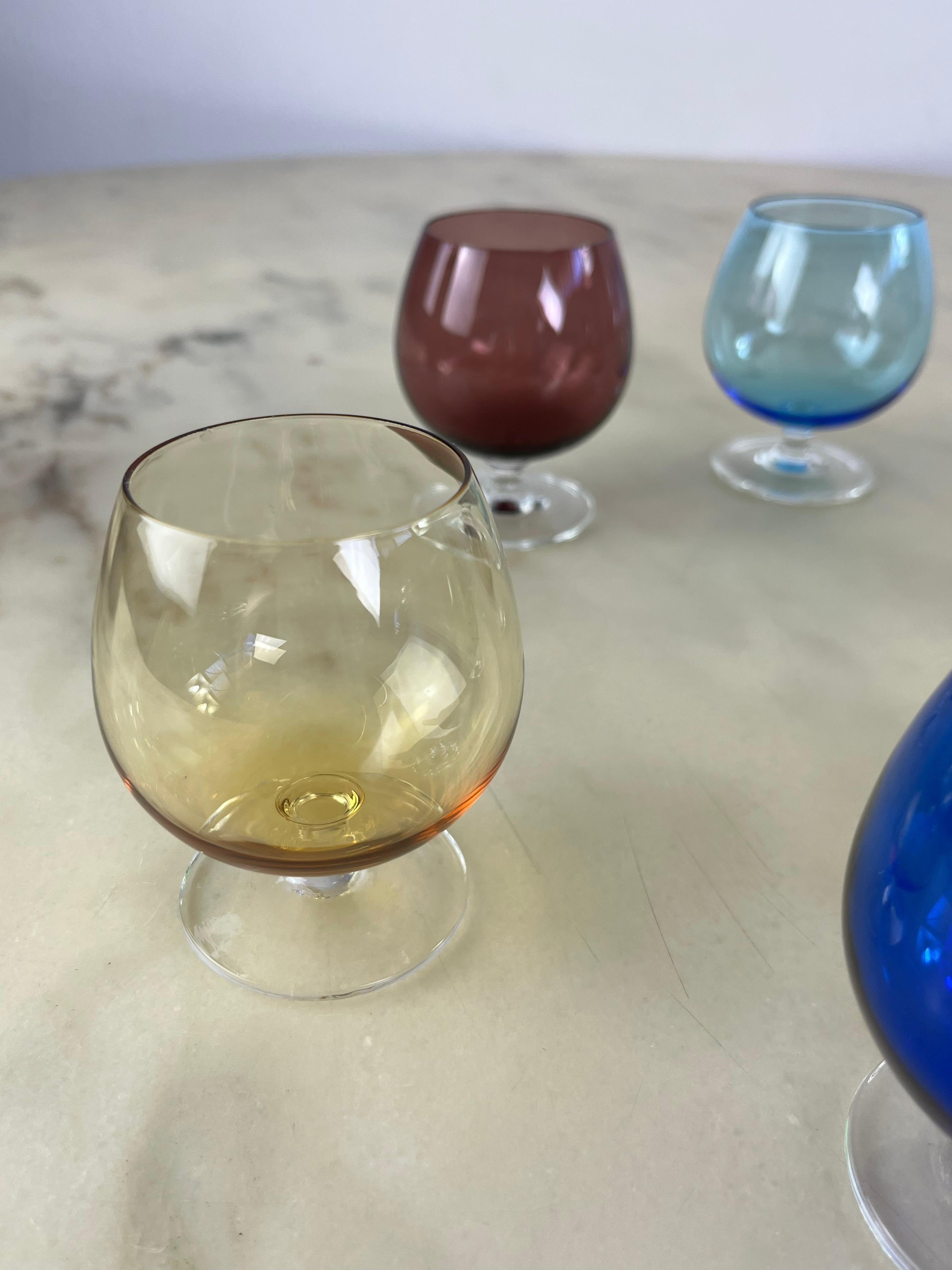 Juego de 6 copas pequeñas de coñac de mediados de siglo en cristal de Murano coloreado, años 50 Italiano en venta