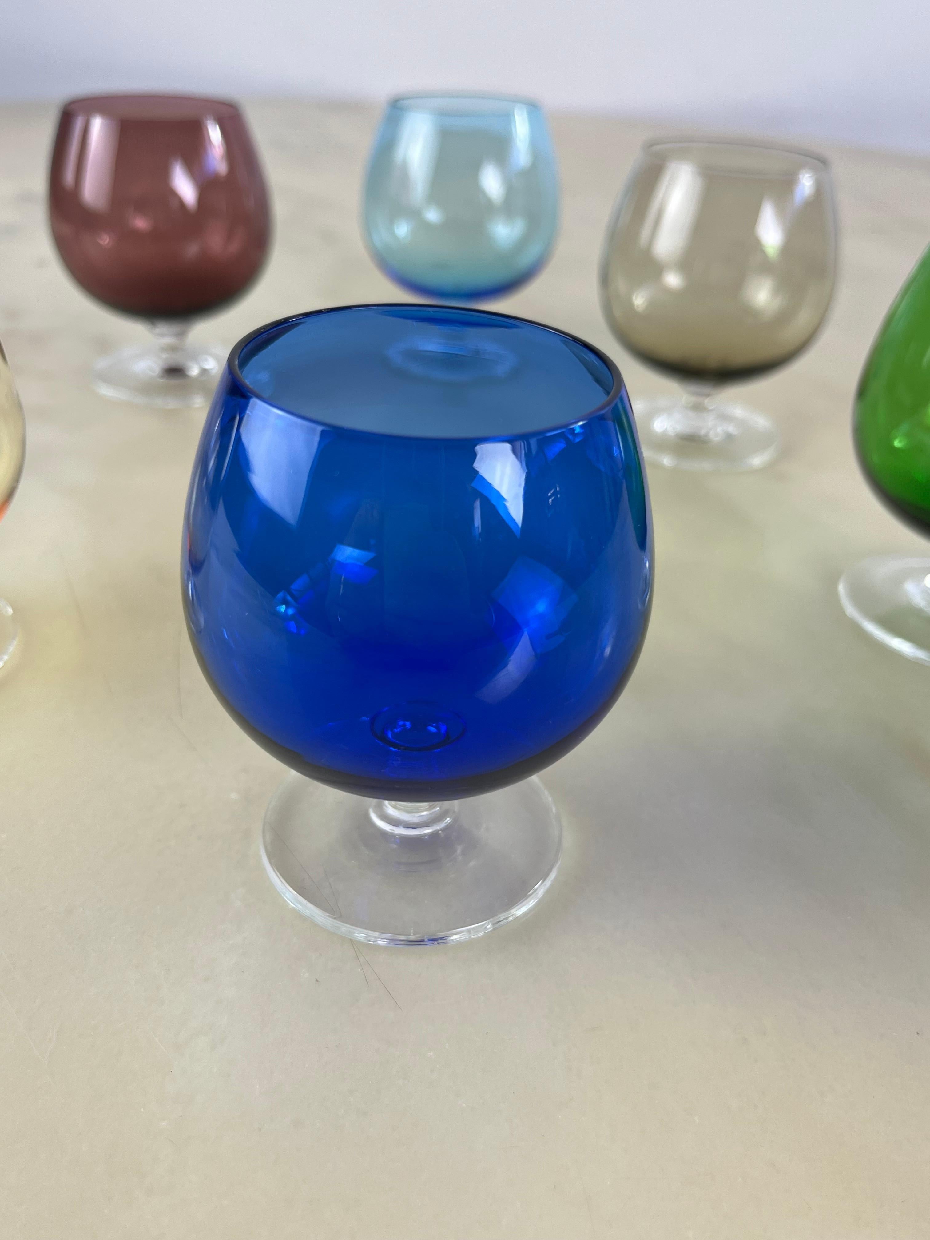 Juego de 6 copas pequeñas de coñac de mediados de siglo en cristal de Murano coloreado, años 50 en Bueno estado para la venta en Palermo, IT