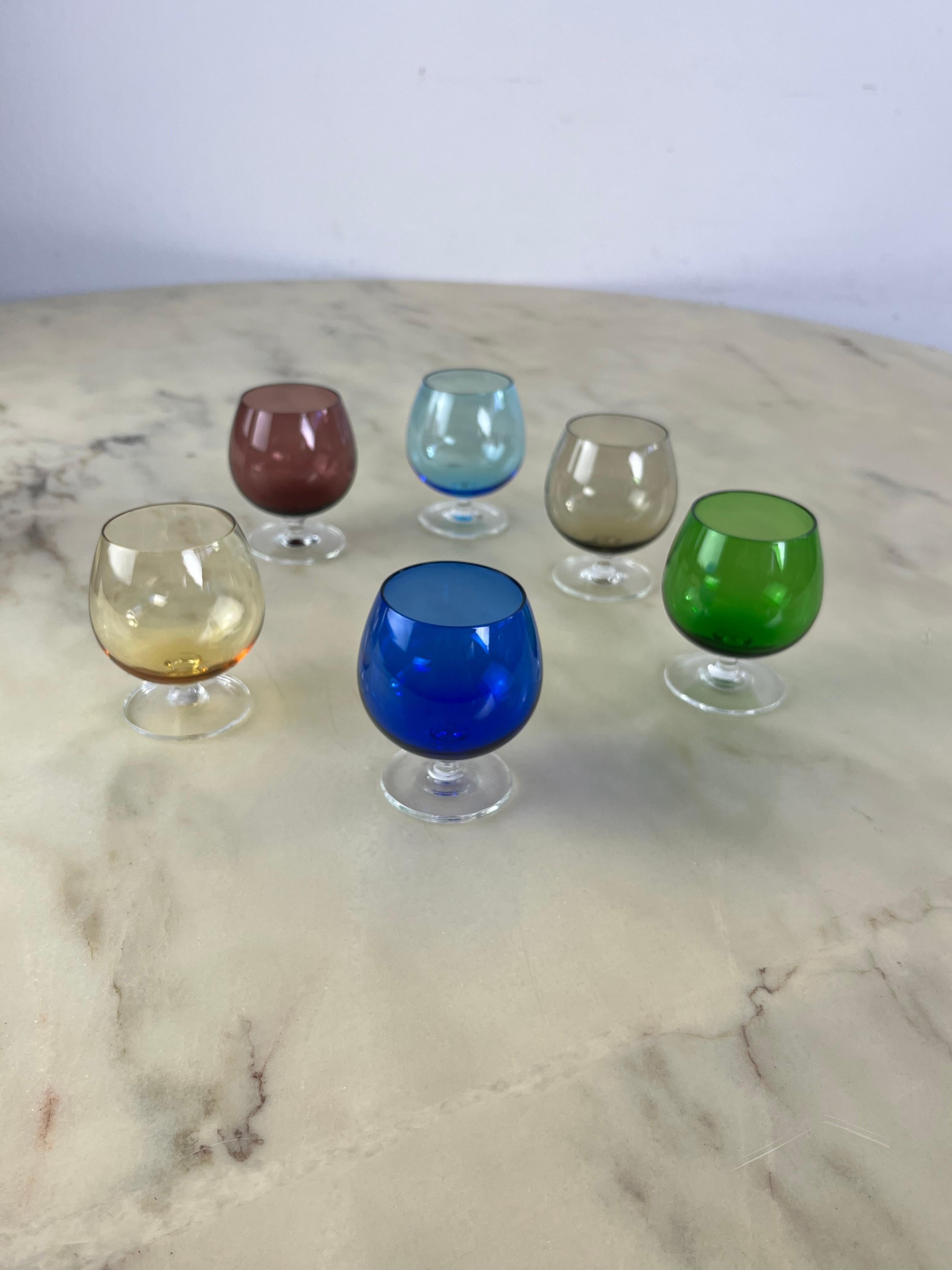 Juego de 6 copas pequeñas de coñac de mediados de siglo en cristal de Murano coloreado, años 50 mediados del siglo XX en venta