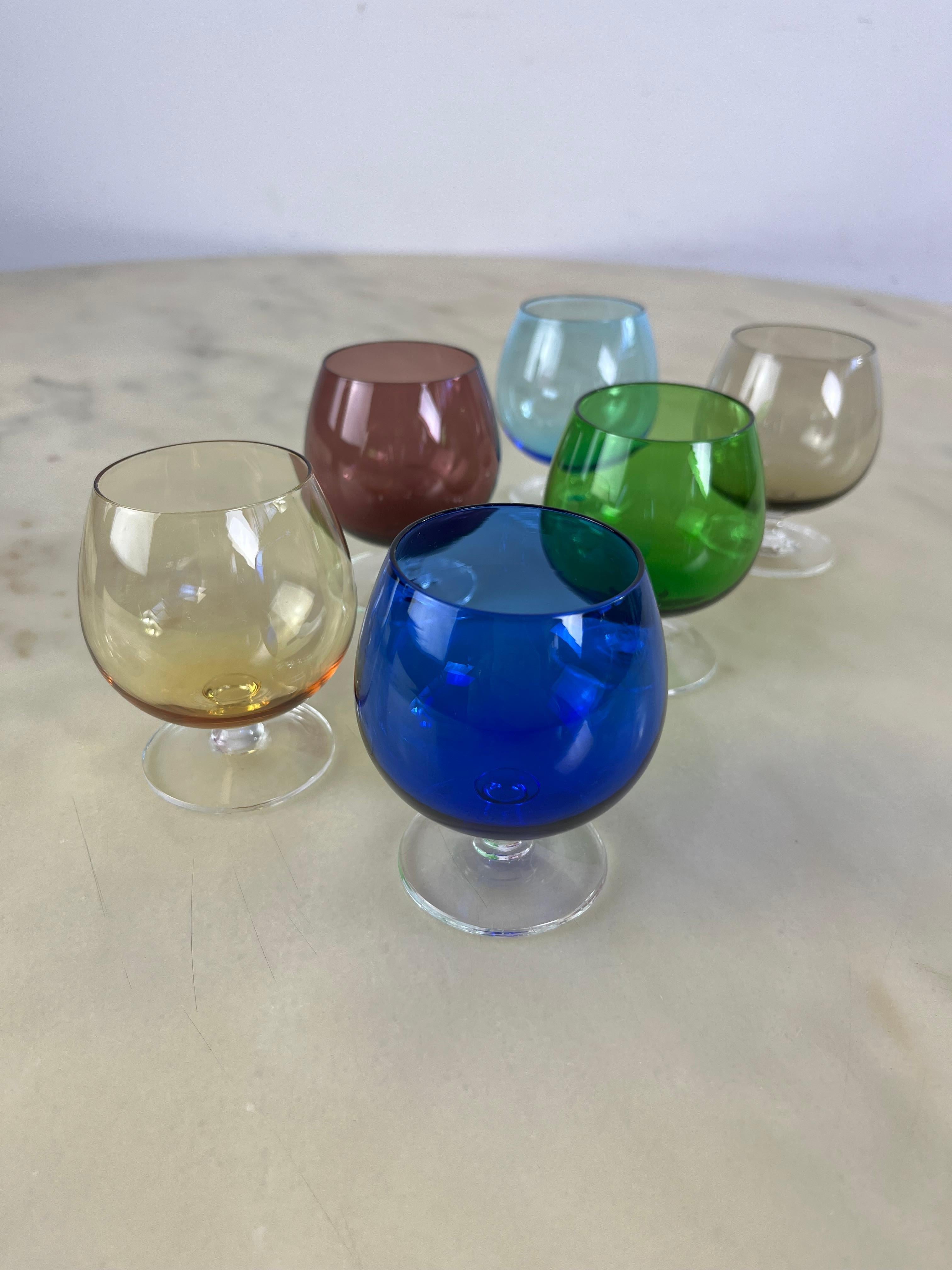 Juego de 6 copas pequeñas de coñac de mediados de siglo en cristal de Murano coloreado, años 50 Cristal de Murano en venta