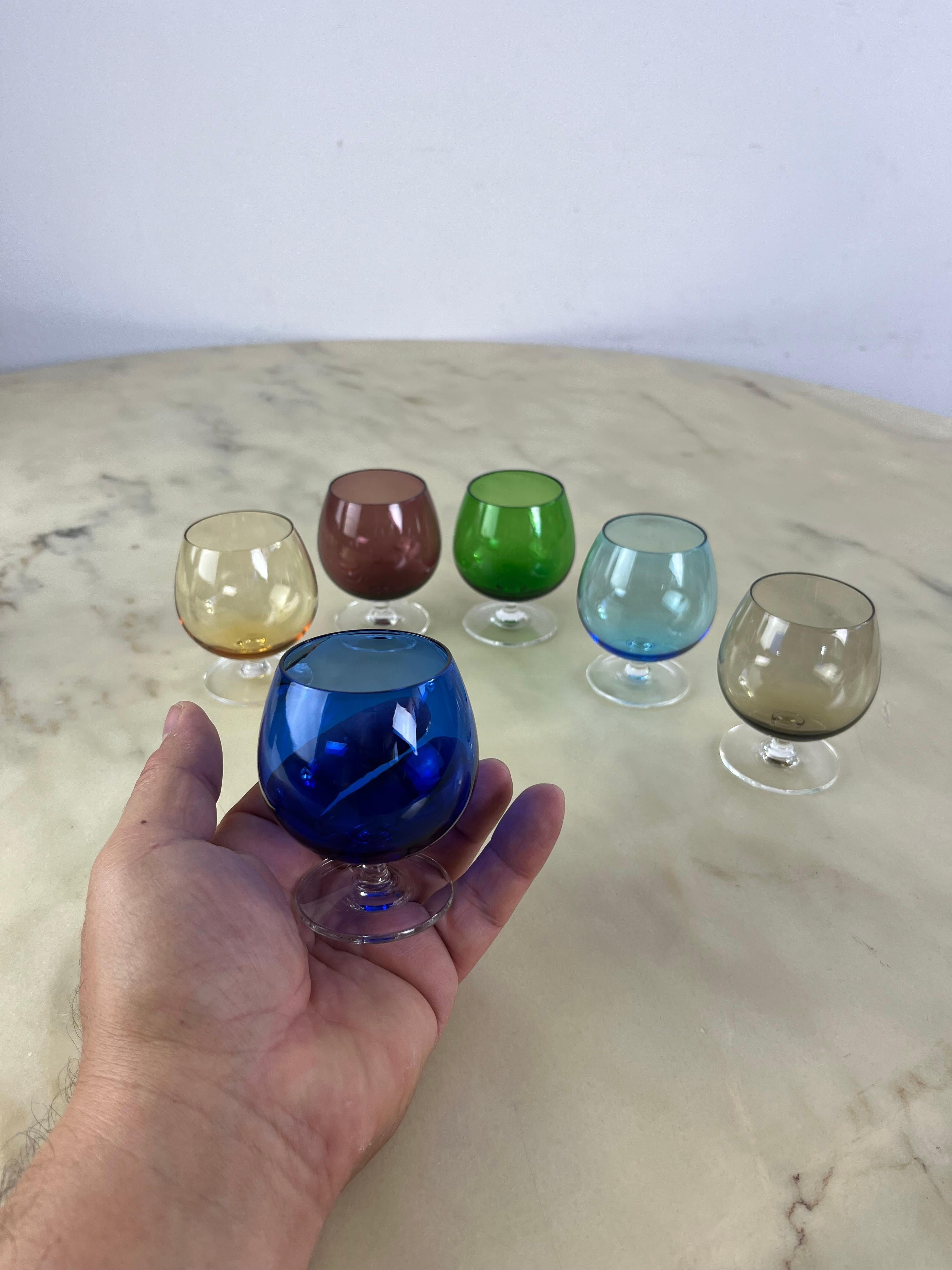 Juego de 6 copas pequeñas de coñac de mediados de siglo en cristal de Murano coloreado, años 50 en venta 1