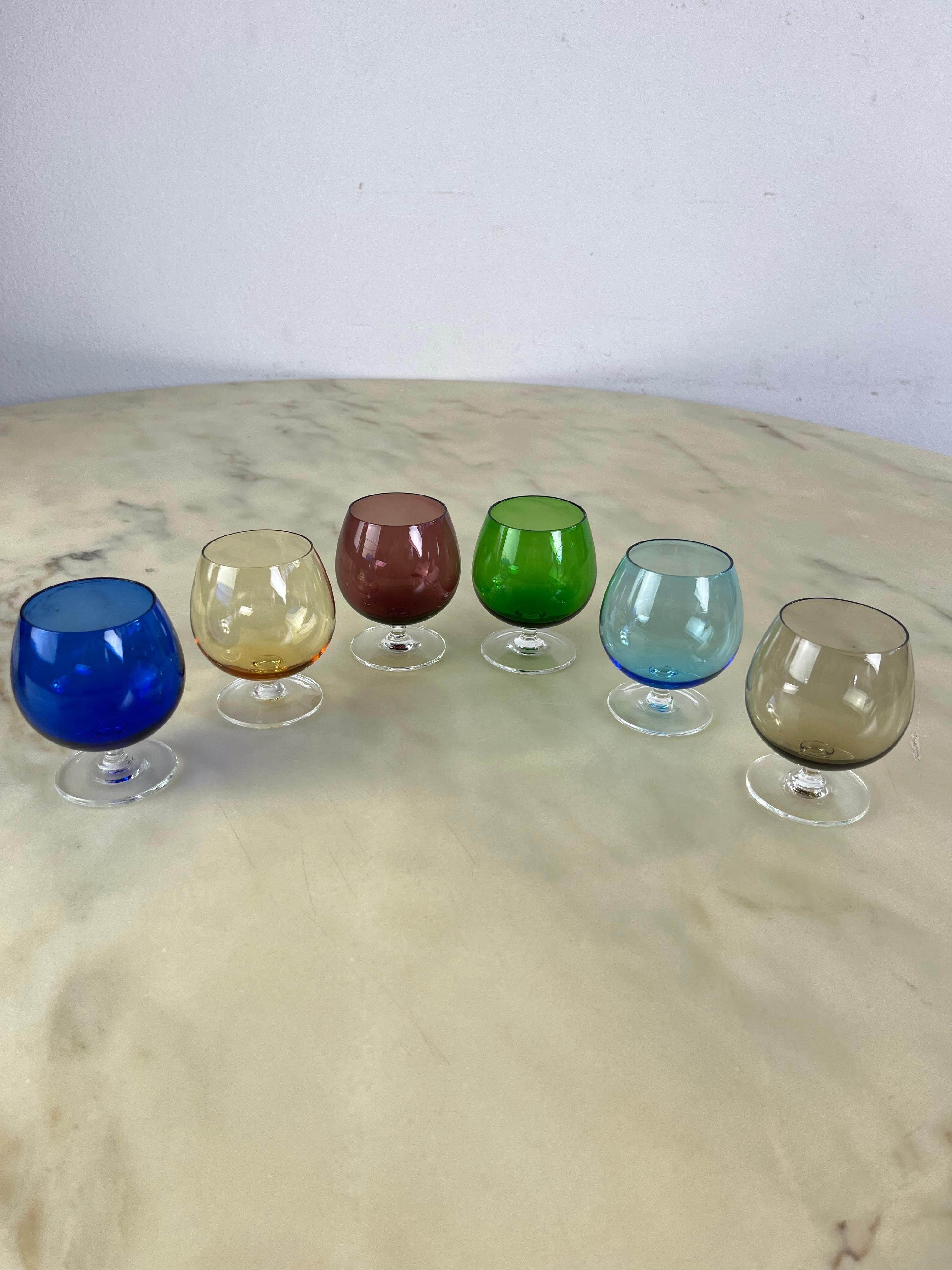 Juego de 6 copas pequeñas de coñac de mediados de siglo en cristal de Murano coloreado, años 50 en venta 2