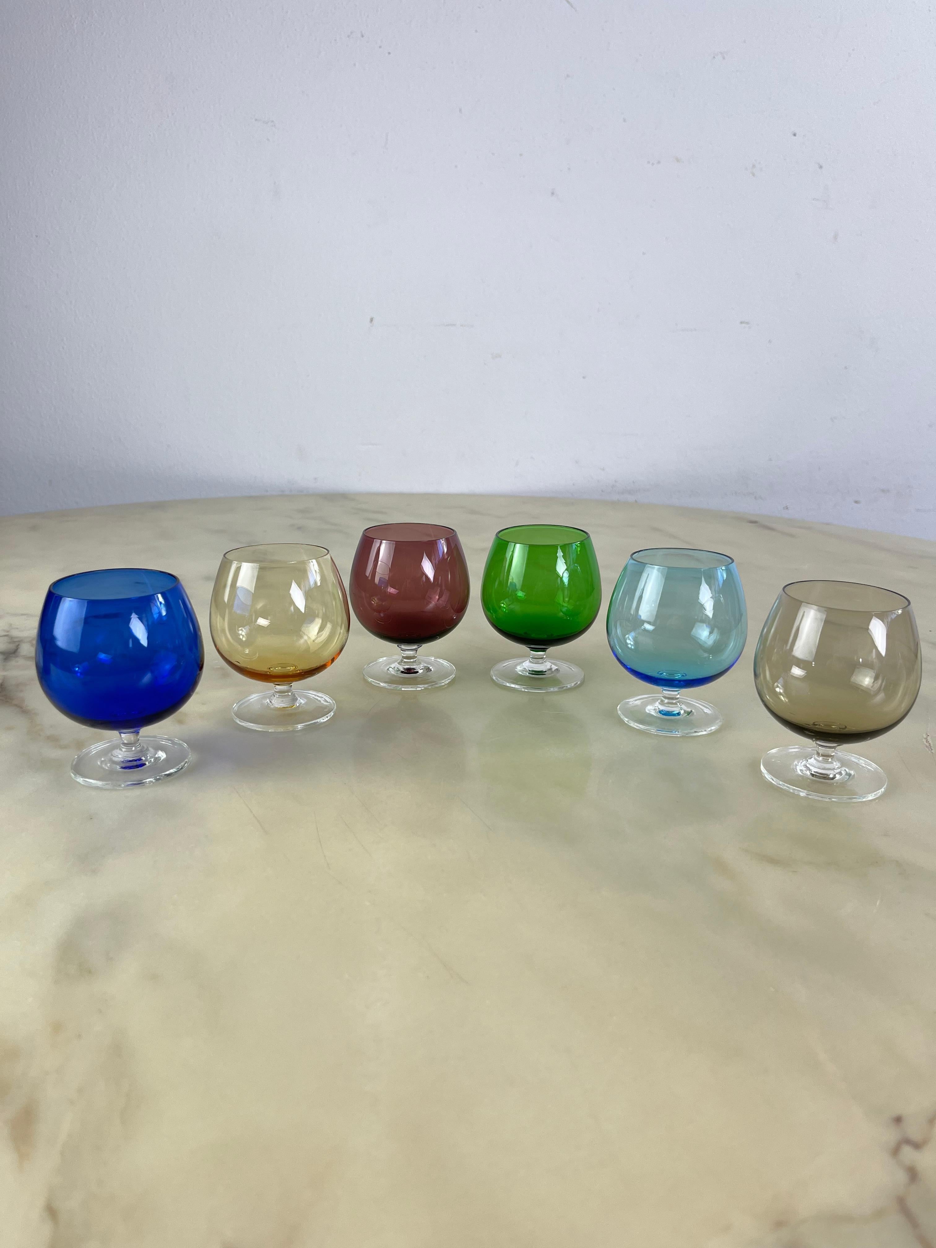 Juego de 6 copas pequeñas de coñac de mediados de siglo en cristal de Murano coloreado, años 50 en venta 3