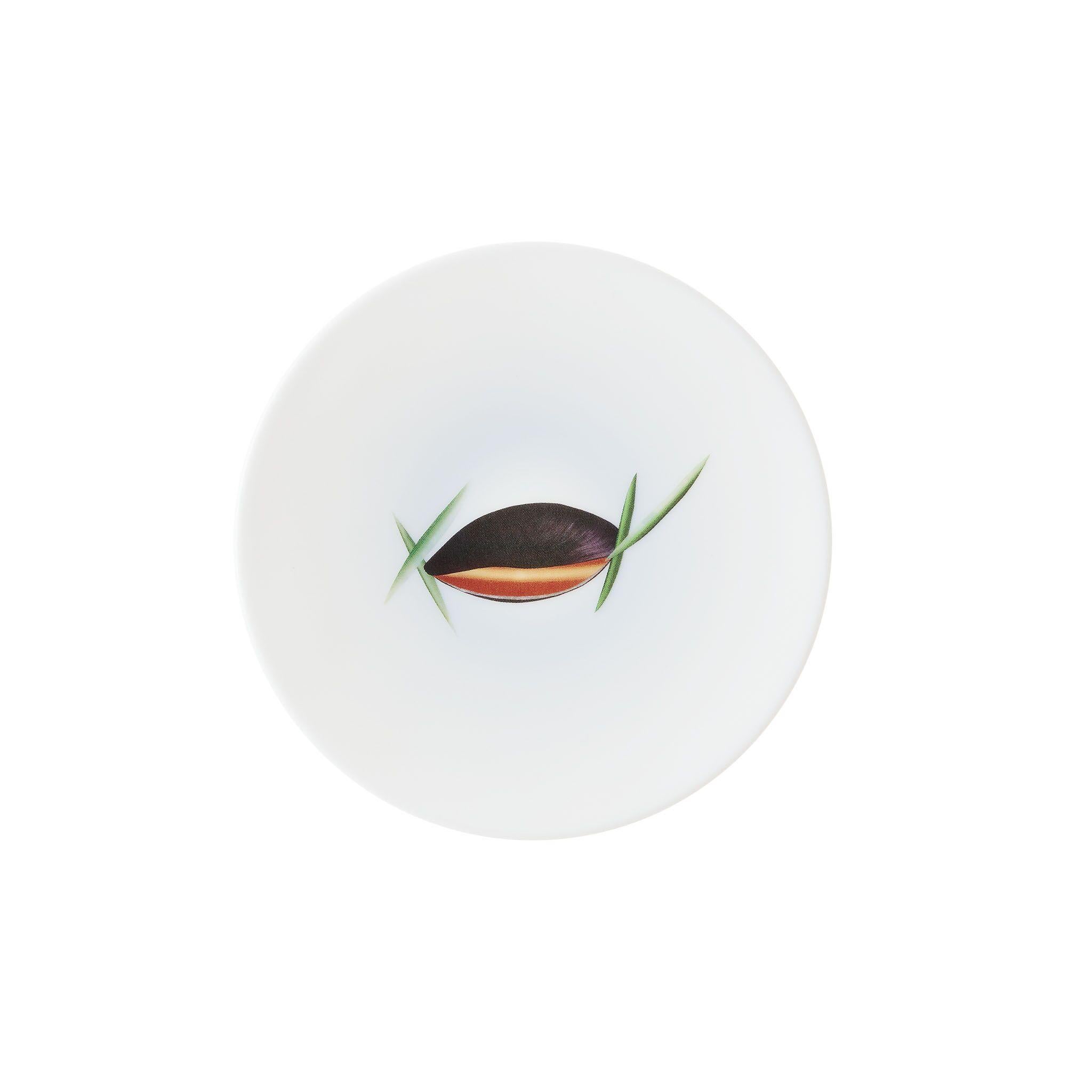 Hand-Crafted Box of 6 Small Porcelain Plates by the French Chef Alain Passard For Sale