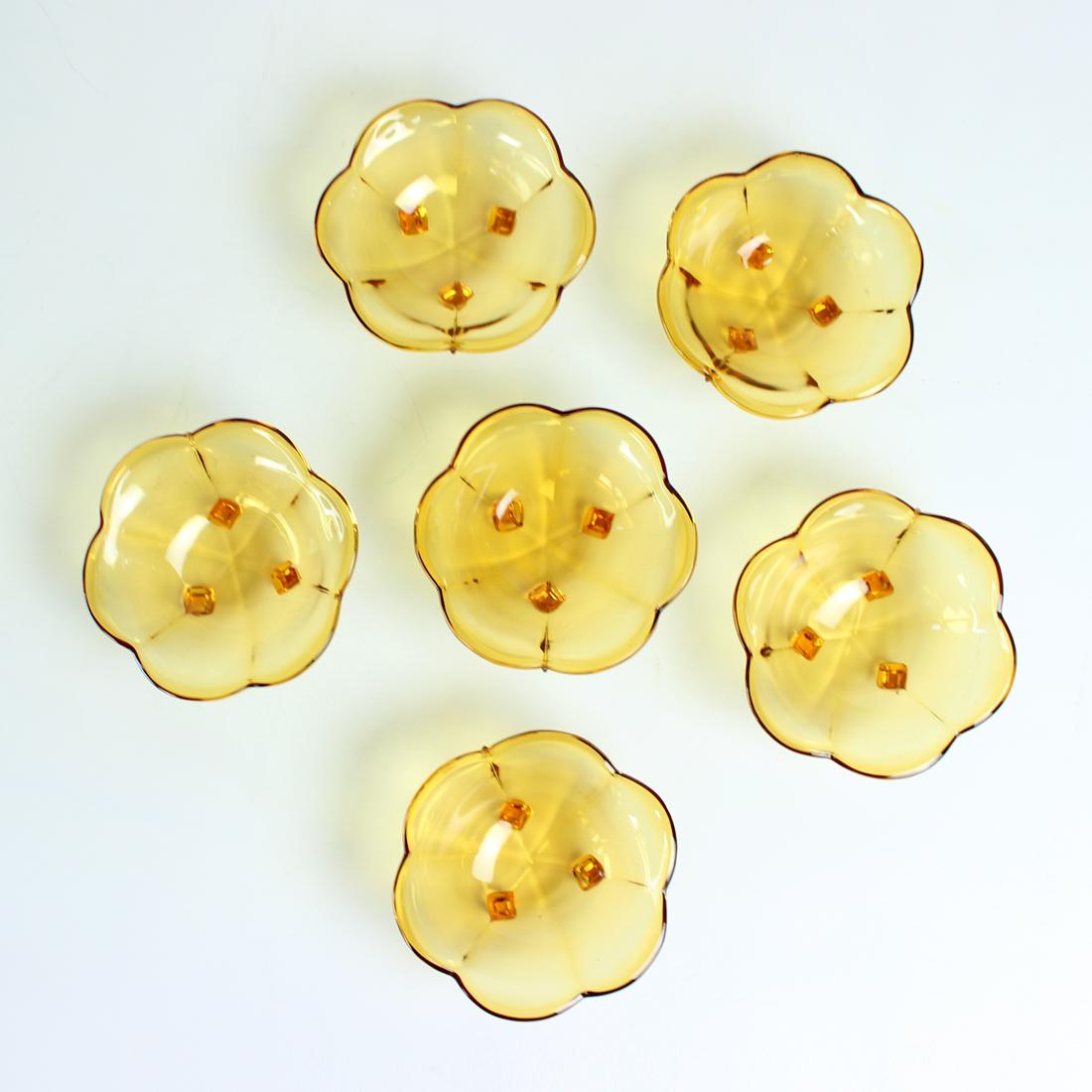 Tchèque Ensemble de 6 petits bols en verre ambré Borske Sklo des années 1960 en vente