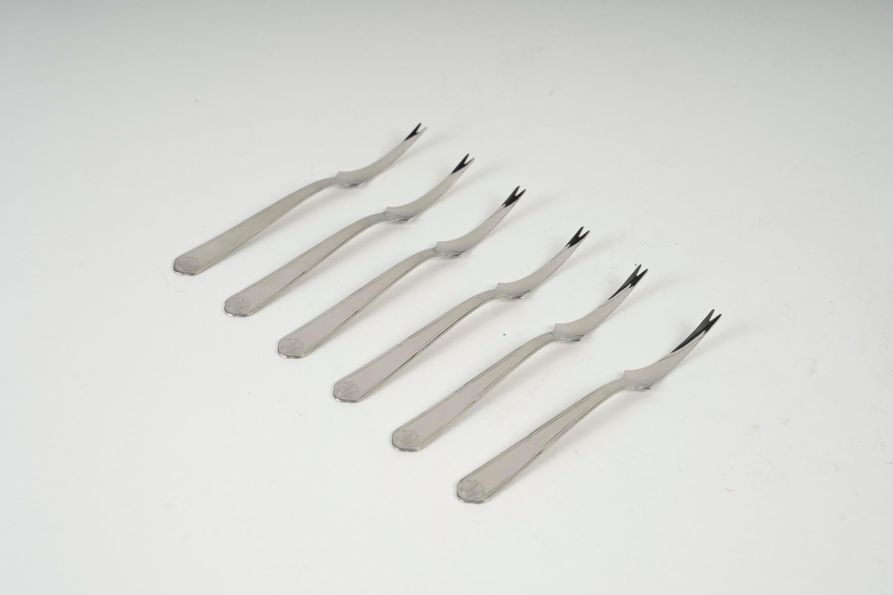 Set of 6 snail forks, 20th century.

Set of 6 snail forks, 1980-1990.
h: 13.5cm, w: 1cm, d: 1cm