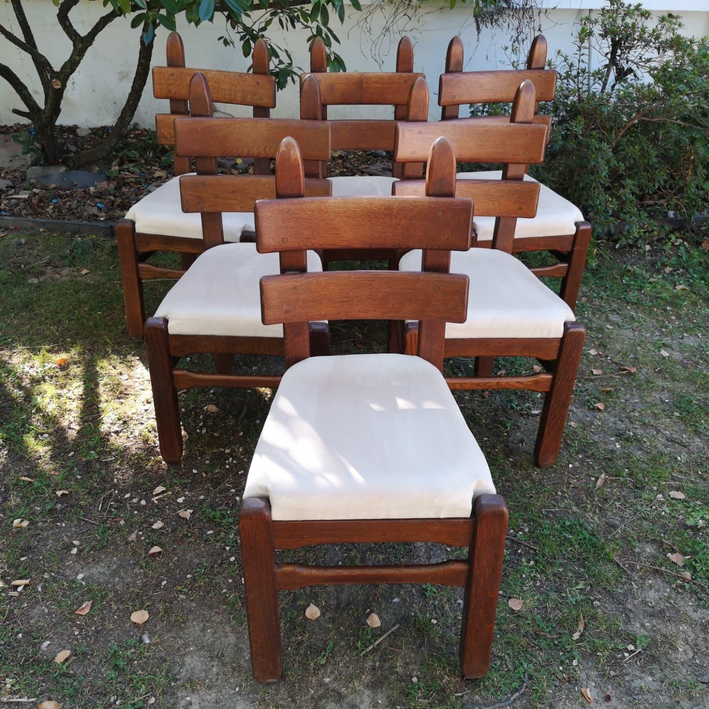 Set of 6 Brutalist chairs in solid oak, very nice design, very good condition, seat redone a few years ago in Alcantara
In recent years, we have seen a return to grace of “brutalism”, a very particular style of design characterized by minimalism of