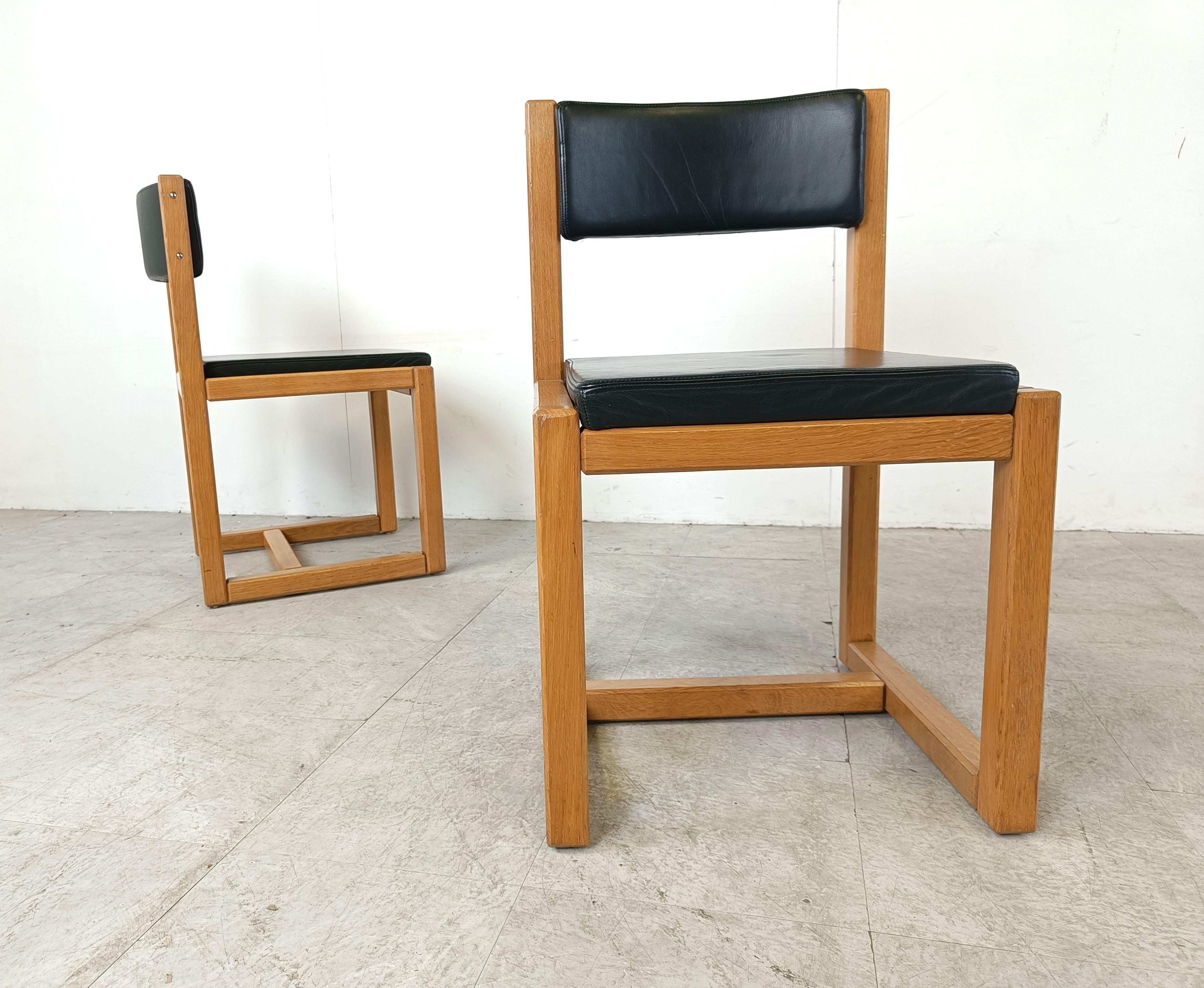 Set of 6 solid oak and leather dining chairs, 1970s For Sale 3
