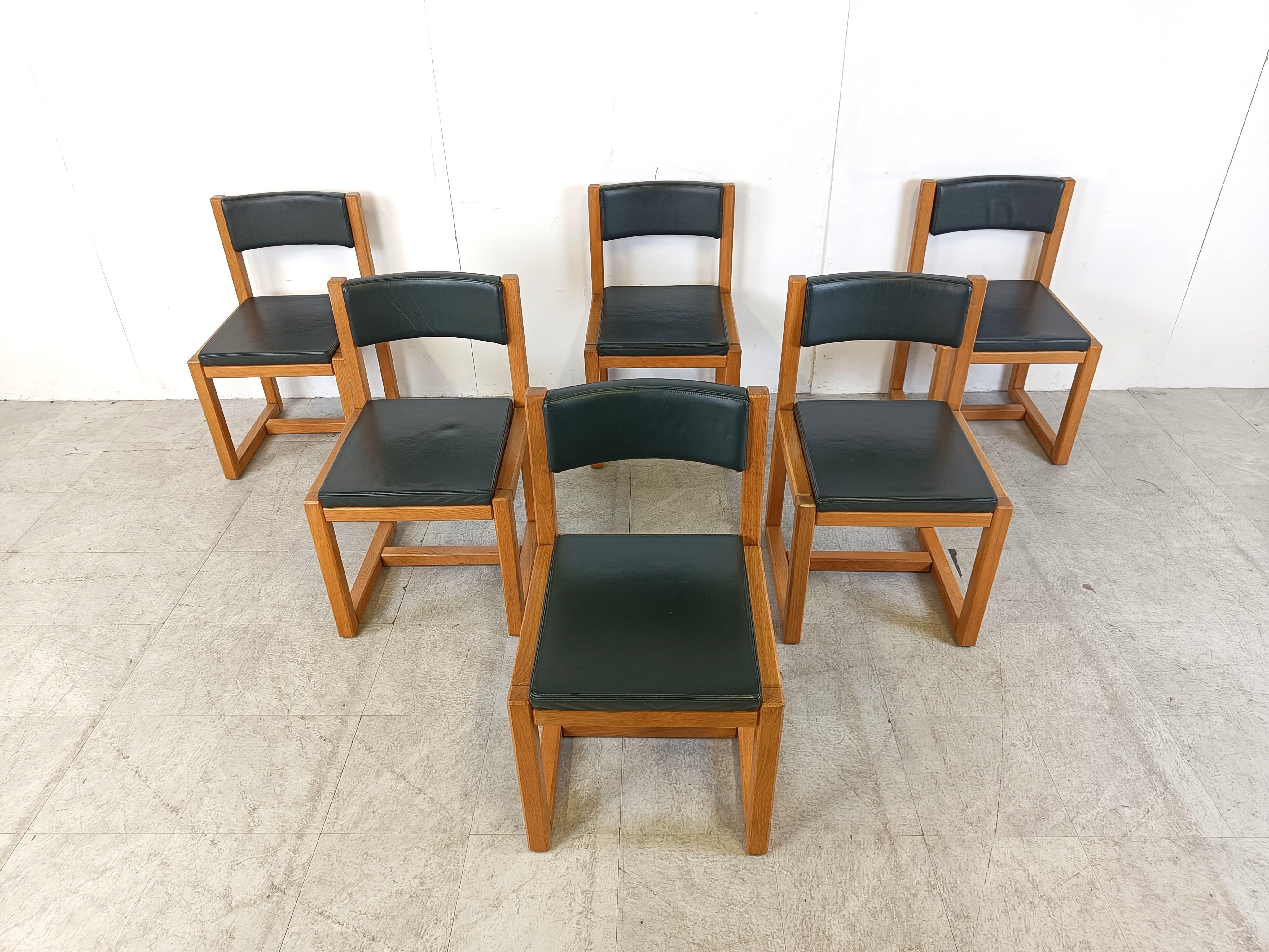 Set of 6 dining chairs with an architectural solid oak frame and dark grey leather upholstery.

The chairs are very comfortable.

Very good condition.

1970s - Made in Belgium

Dimensions:
Height 80cm/31.49