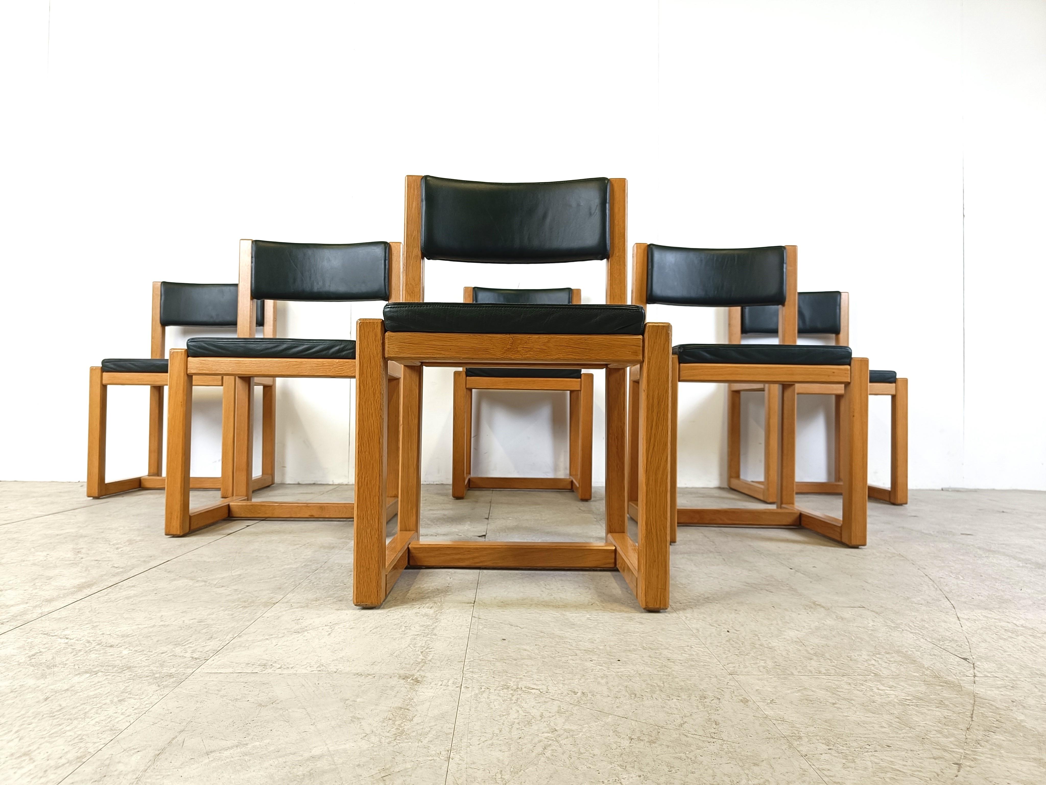 Set of 6 solid oak and leather dining chairs, 1970s In Good Condition For Sale In HEVERLEE, BE