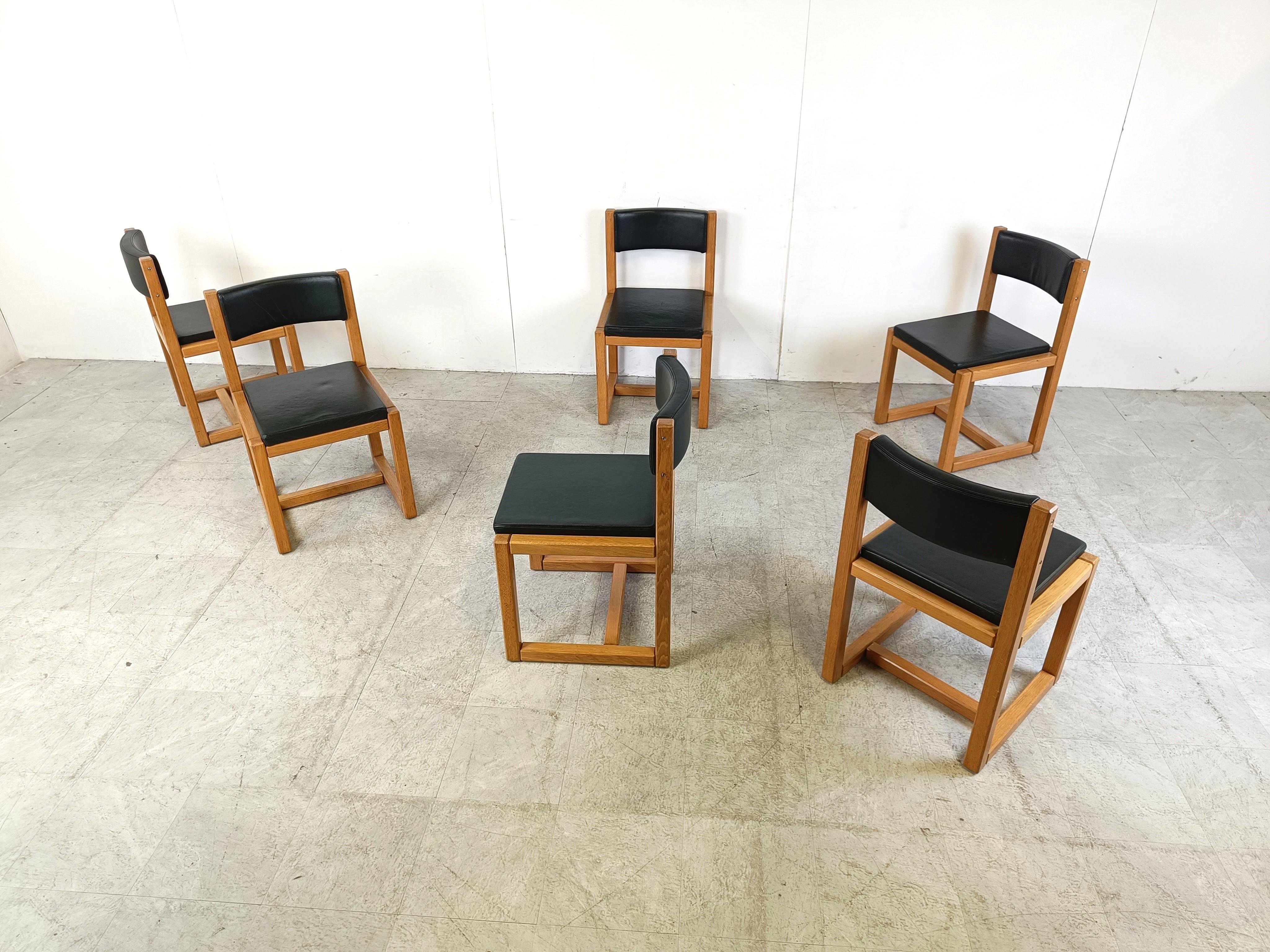 Set of 6 solid oak and leather dining chairs, 1970s For Sale 2