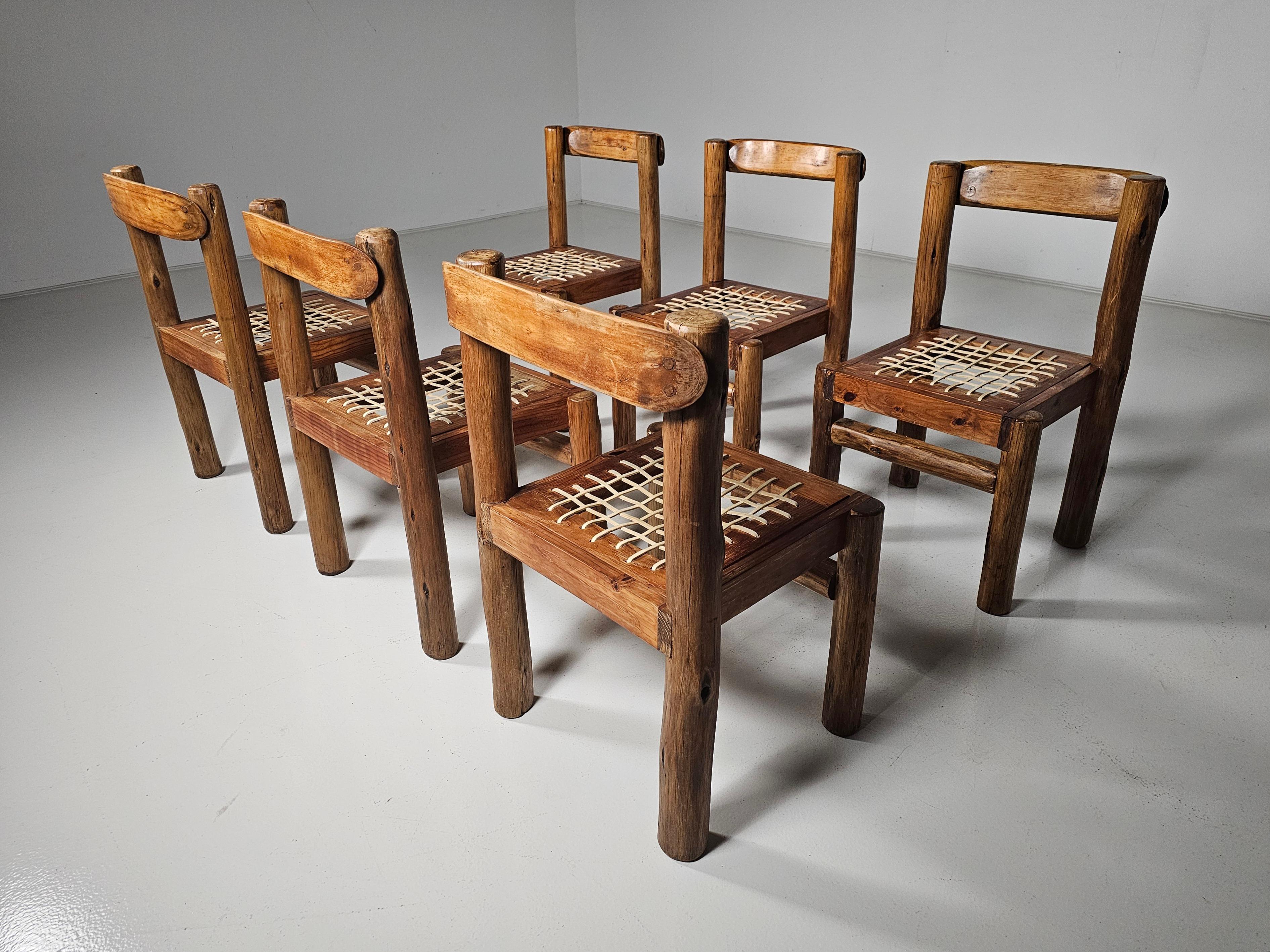 Set of 6 Solid pine wood and leather Brutalist Dining Chairs, Belgium, 1970s In Good Condition For Sale In amstelveen, NL