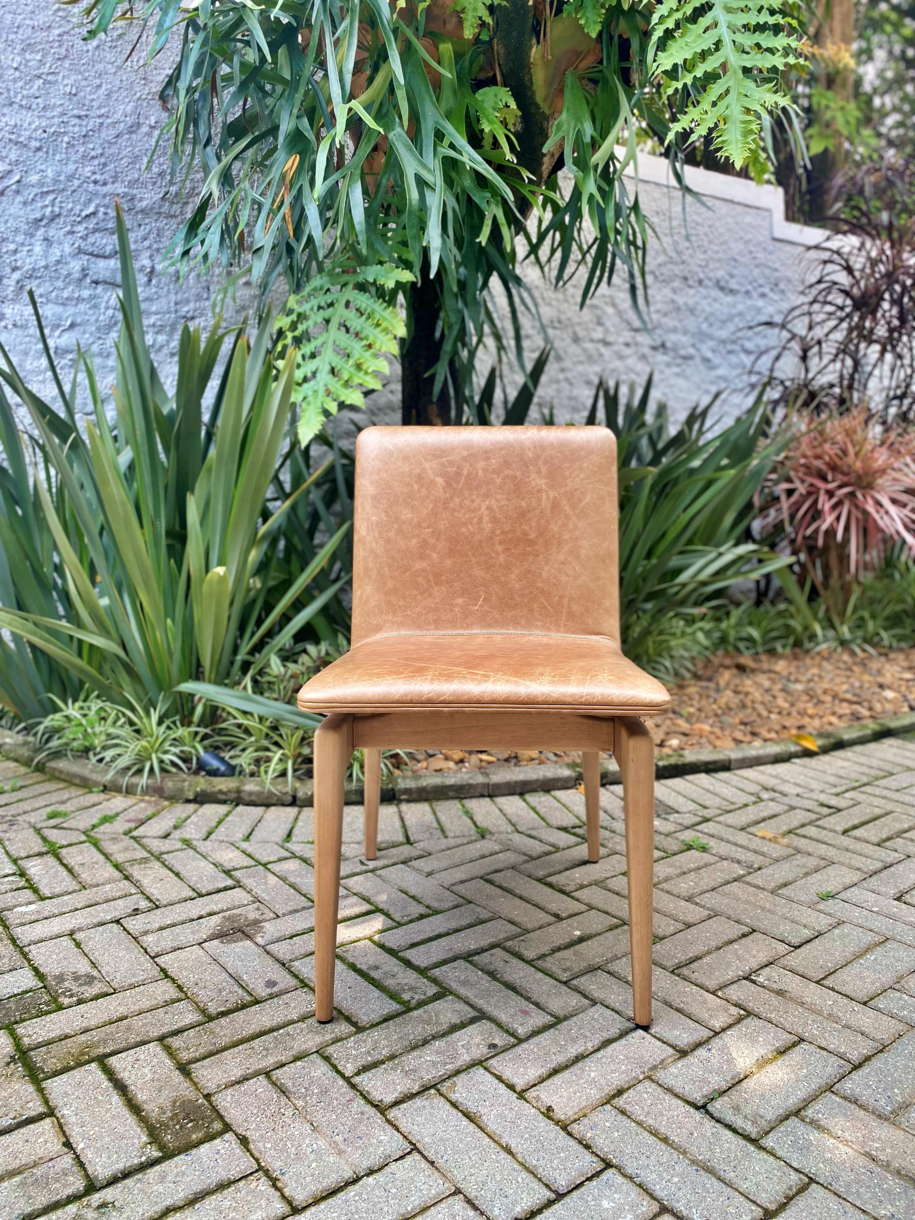 Travail du bois Ensemble de 6 chaises Oscar en bois massif avec tissu en cuir naturel en vente