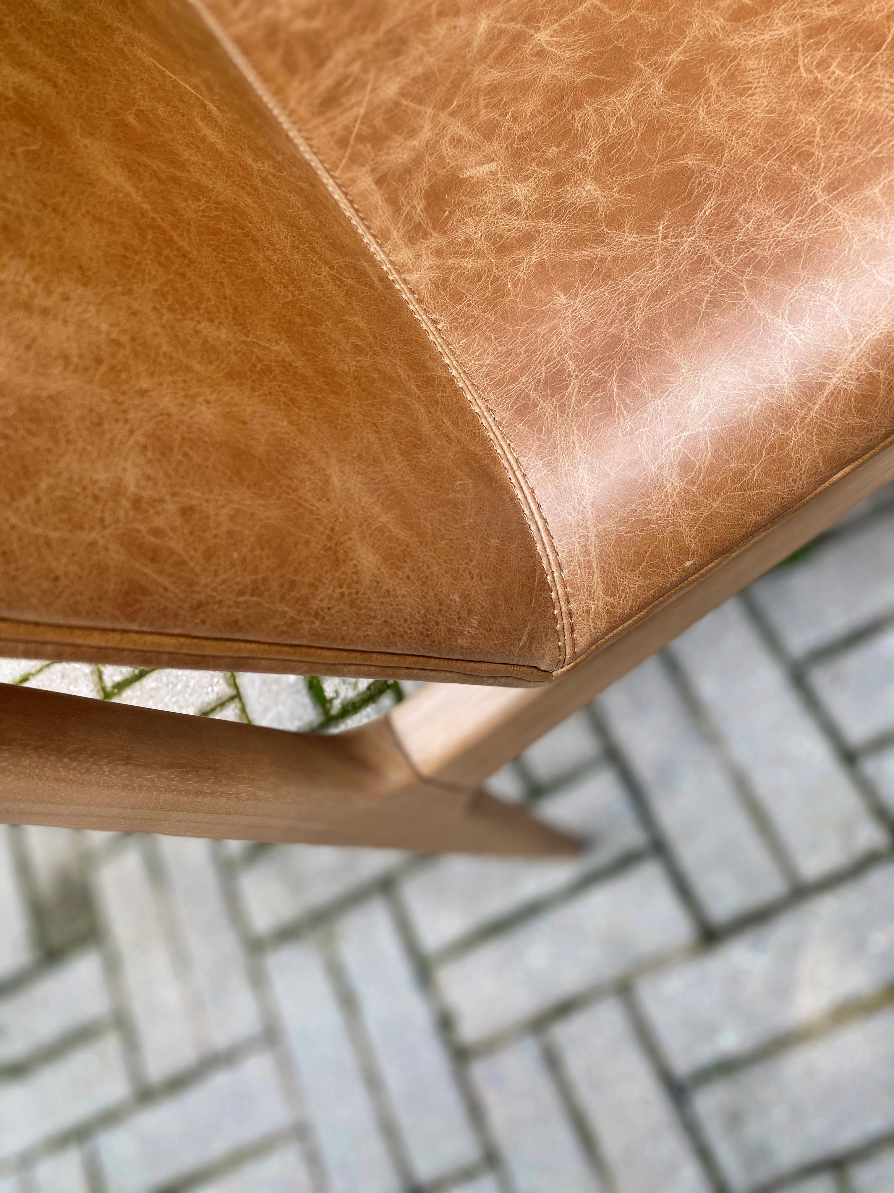 Ensemble de 6 chaises Oscar en bois massif avec tissu en cuir naturel Neuf - En vente à Alto da Lapa, SP