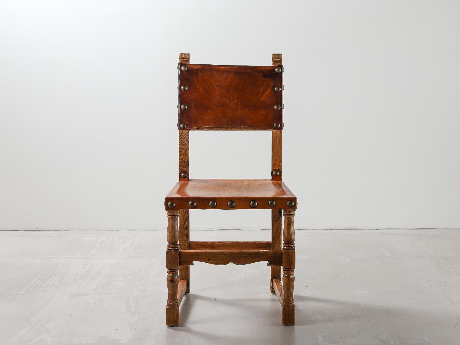 Espagnol Ensemble de 6 chaises espagnoles des années 1930 en bois et cuir en vente