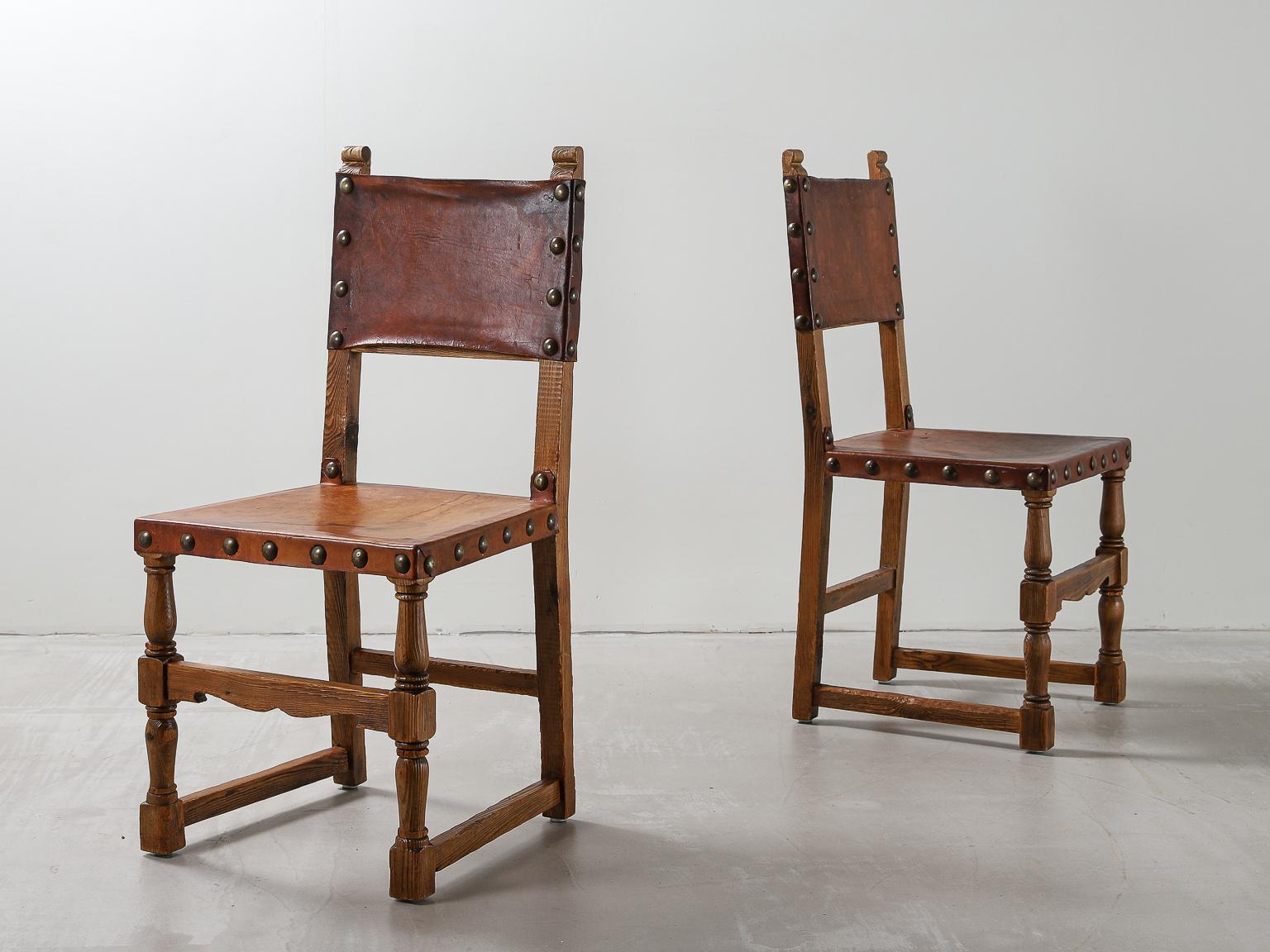 20ième siècle Ensemble de 6 chaises espagnoles des années 1930 en bois et cuir en vente