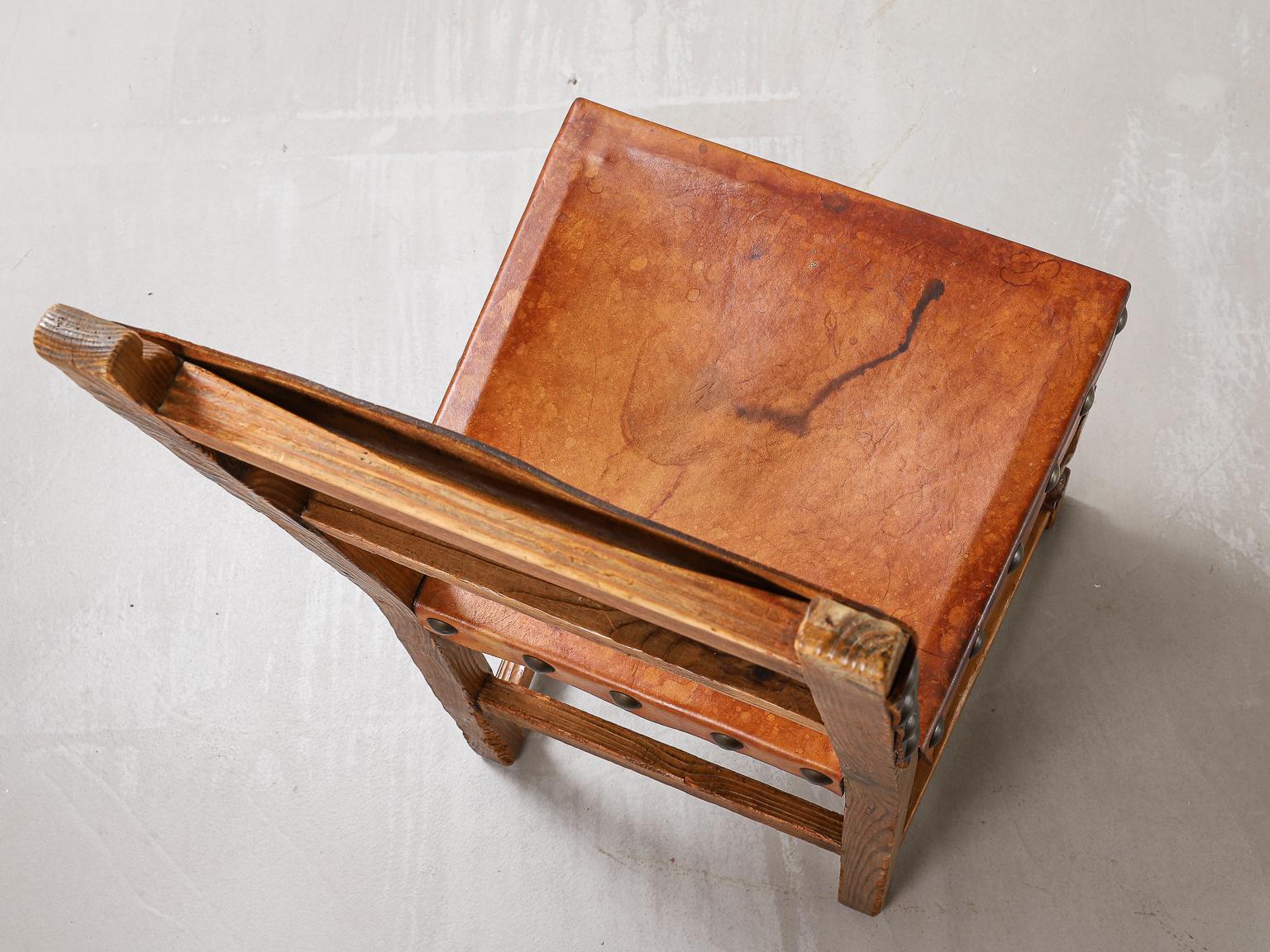 Cuir Ensemble de 6 chaises espagnoles des années 1930 en bois et cuir en vente