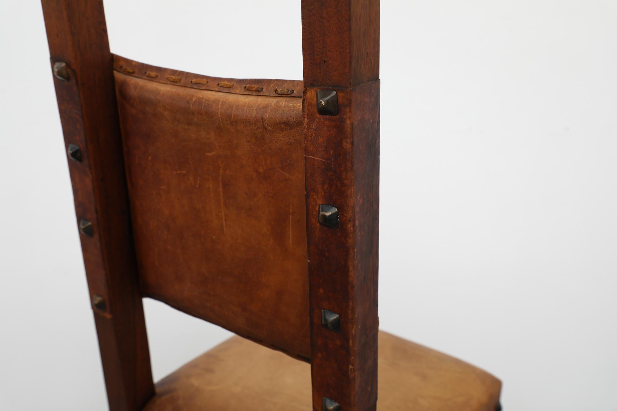Satz von 6 spanischen brutalistischen Stühlen aus schwerem dunklem Holz, braunem Leder und Eisen im Zustand „Gut“ in Los Angeles, CA