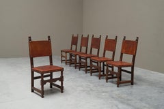 Ensemble de 6 chaises espagnoles en chêne massif, cuir et laiton Europe des années 1960