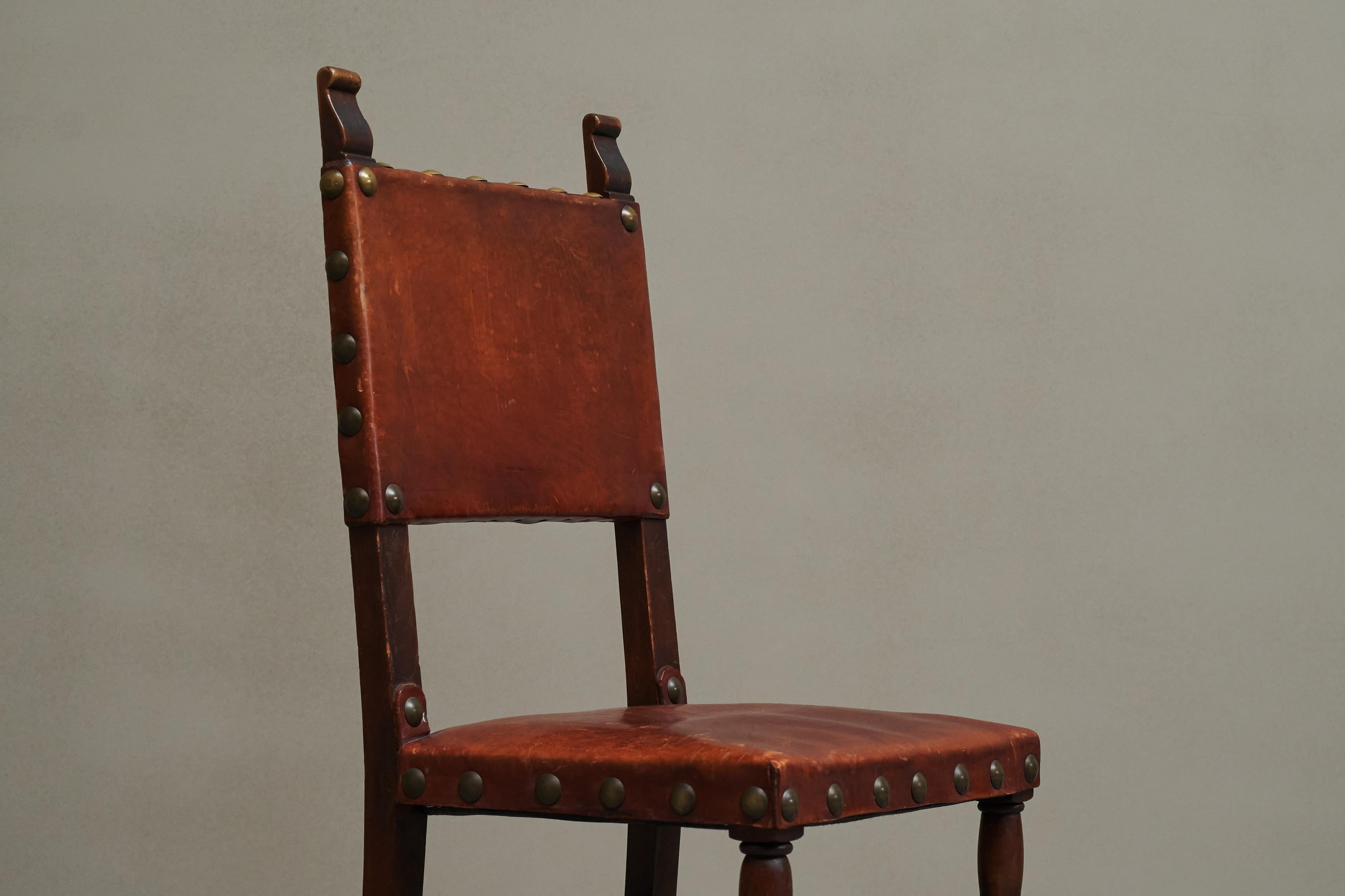 20th Century Set of 6 'Spanish' Chairs in Solid Oak, Leather and Brass Europe 1960s For Sale