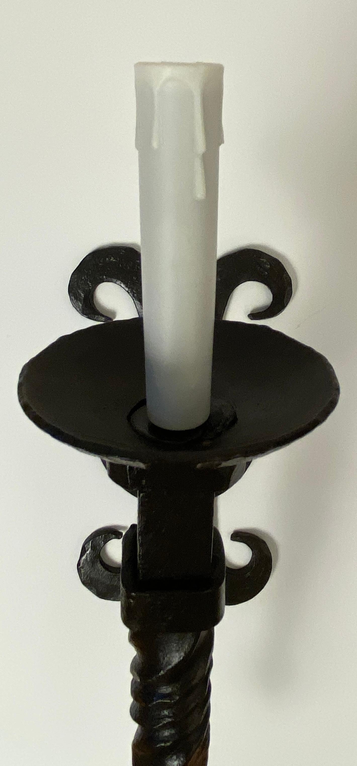Rare ensemble de 6 appliques murales en fer forgé du début du 20e siècle, attribuées à Gilbert Poillerat.

Ces étonnantes appliques en fer forgé de style Coloni espagnol, forgées à la main avec habileté, ont un design très polyvalent et une belle