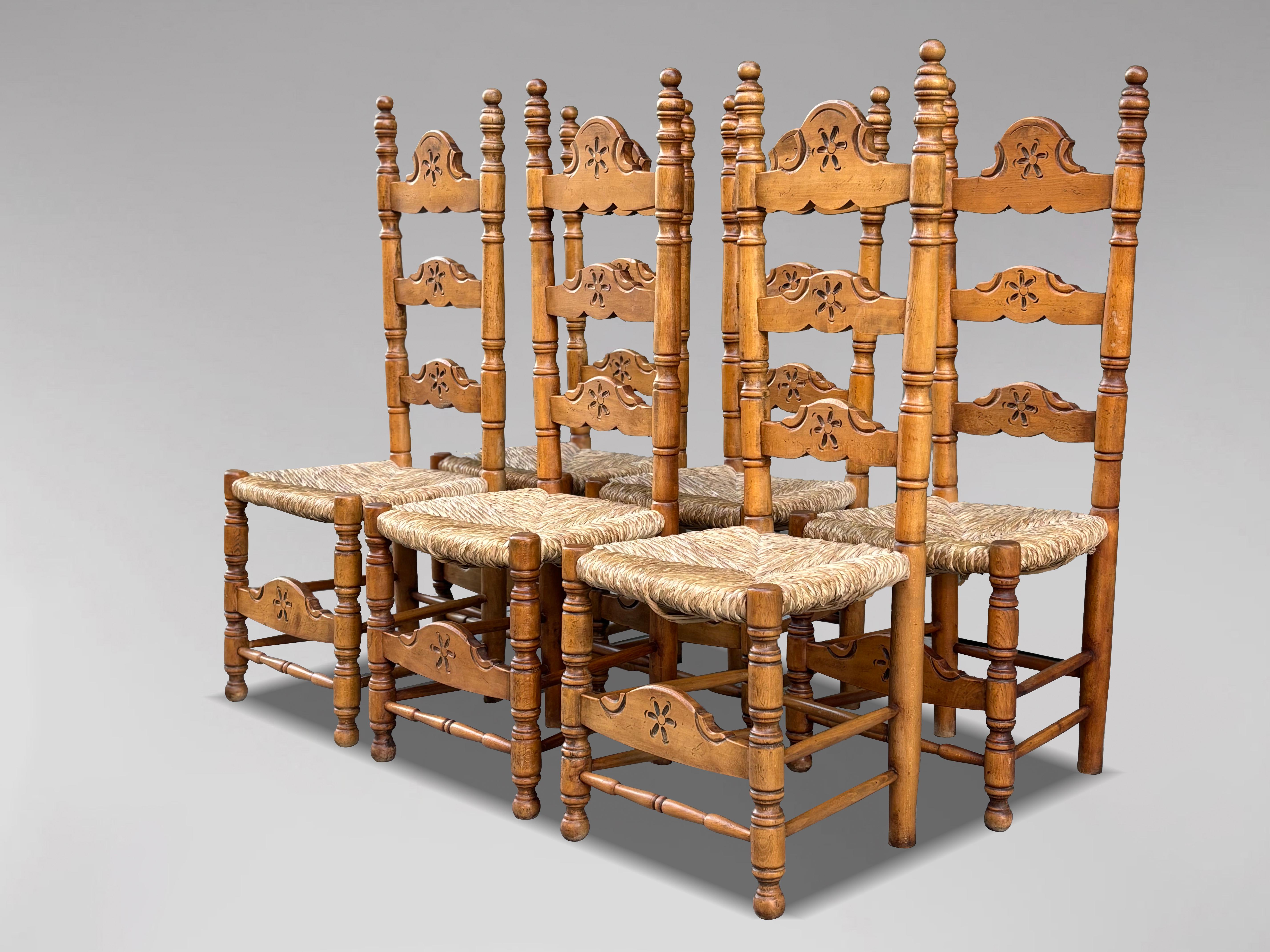 Un affascinante set di sei sedie da pranzo intagliate in stile country spagnolo, realizzate in Provenza, Francia, e risalenti alla fine del XX secolo (Spagna, anni '80). Queste bellissime sedie artigianali sono realizzate in legno d'acero massiccio