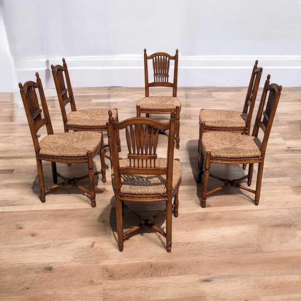 Set di 6 sedie da pranzo spagnole, sedute in giunco intrecciato, schienali intagliati in covoni di grano 1950 2