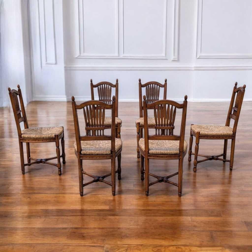 Coloniale spagnolo Set di 6 sedie da pranzo spagnole, sedute in giunco intrecciato, schienali intagliati in covoni di grano 1950
