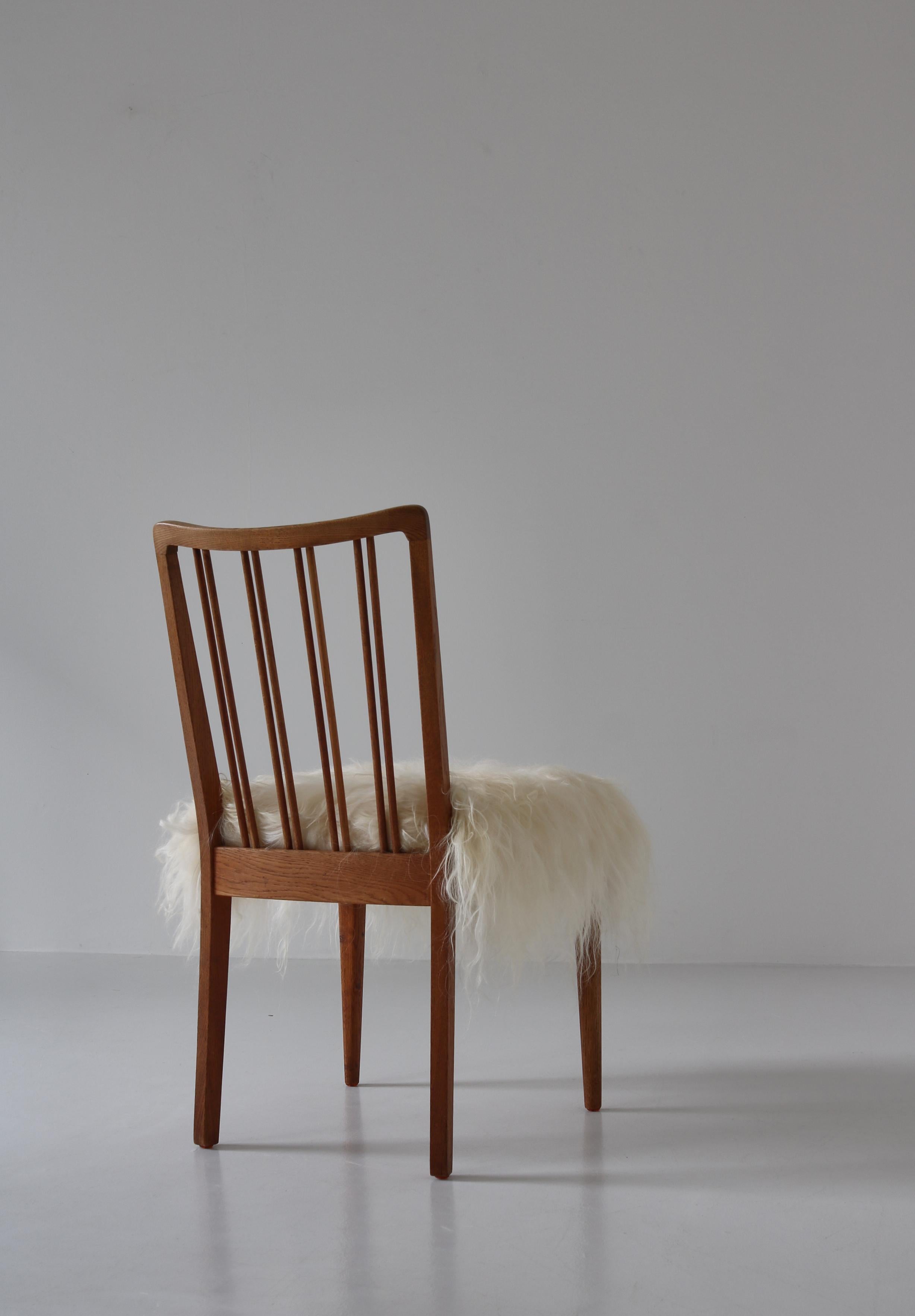 Ensemble de 6 chaises à dossier fuseau « Modèle 101 » en peau de mouton et chêne, Danemark, années 1950 en vente 3