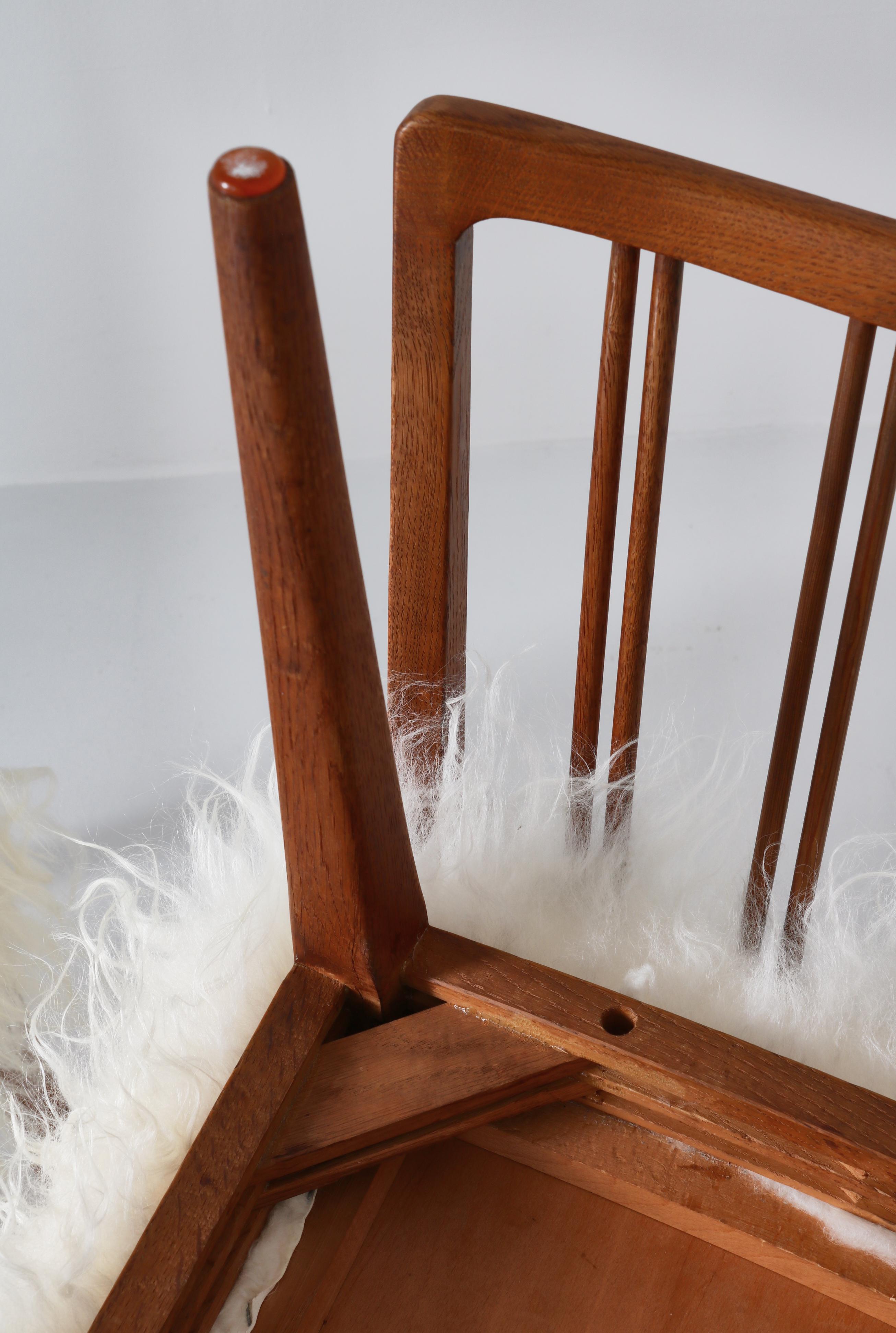 Satz von 6 Stühlen mit Spindelrückenlehne „Model 101“ aus Schafsleder und Eiche, Dänemark, 1950er Jahre im Angebot 4