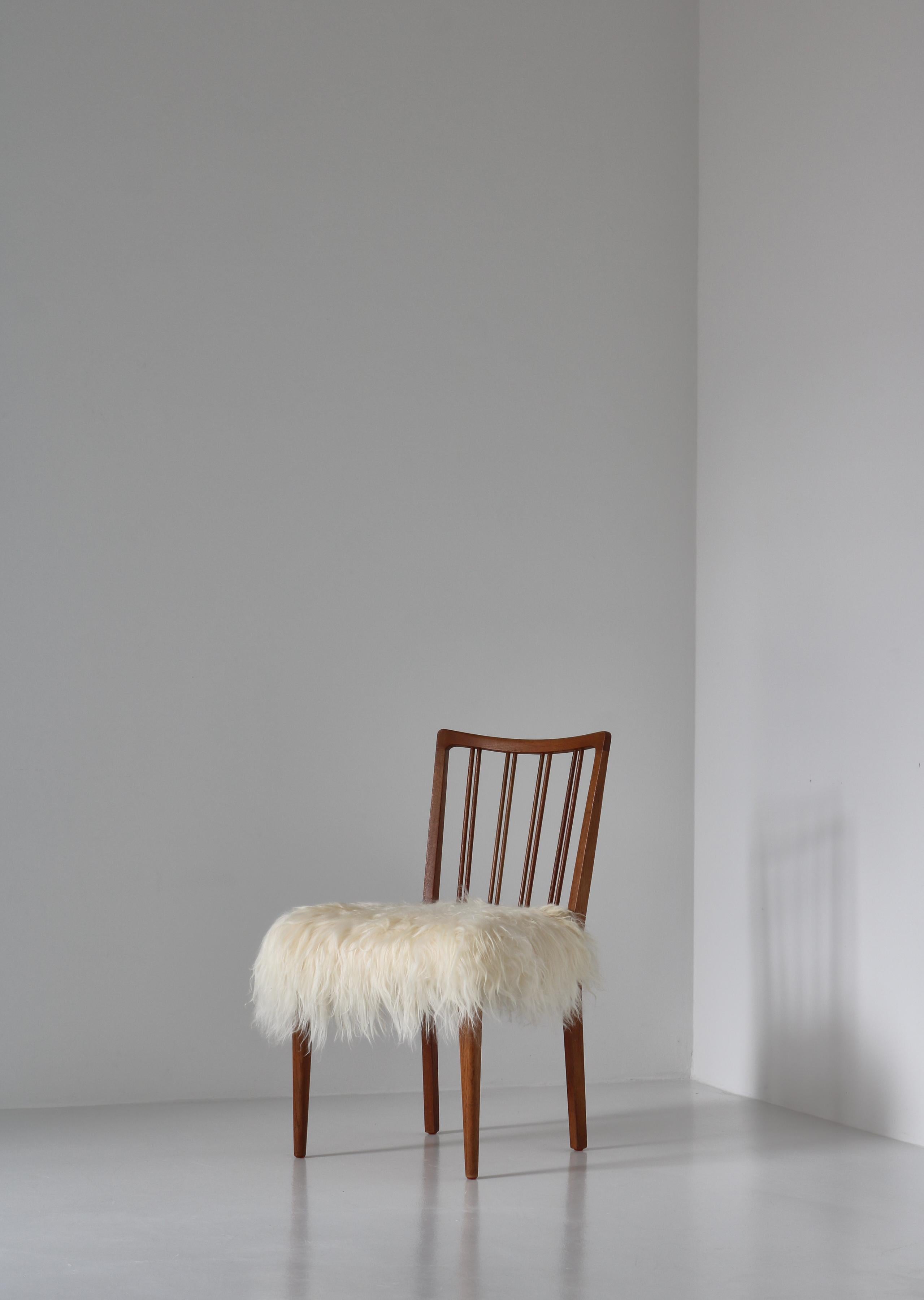 Satz von 6 Stühlen mit Spindelrückenlehne „Model 101“ aus Schafsleder und Eiche, Dänemark, 1950er Jahre im Angebot 5