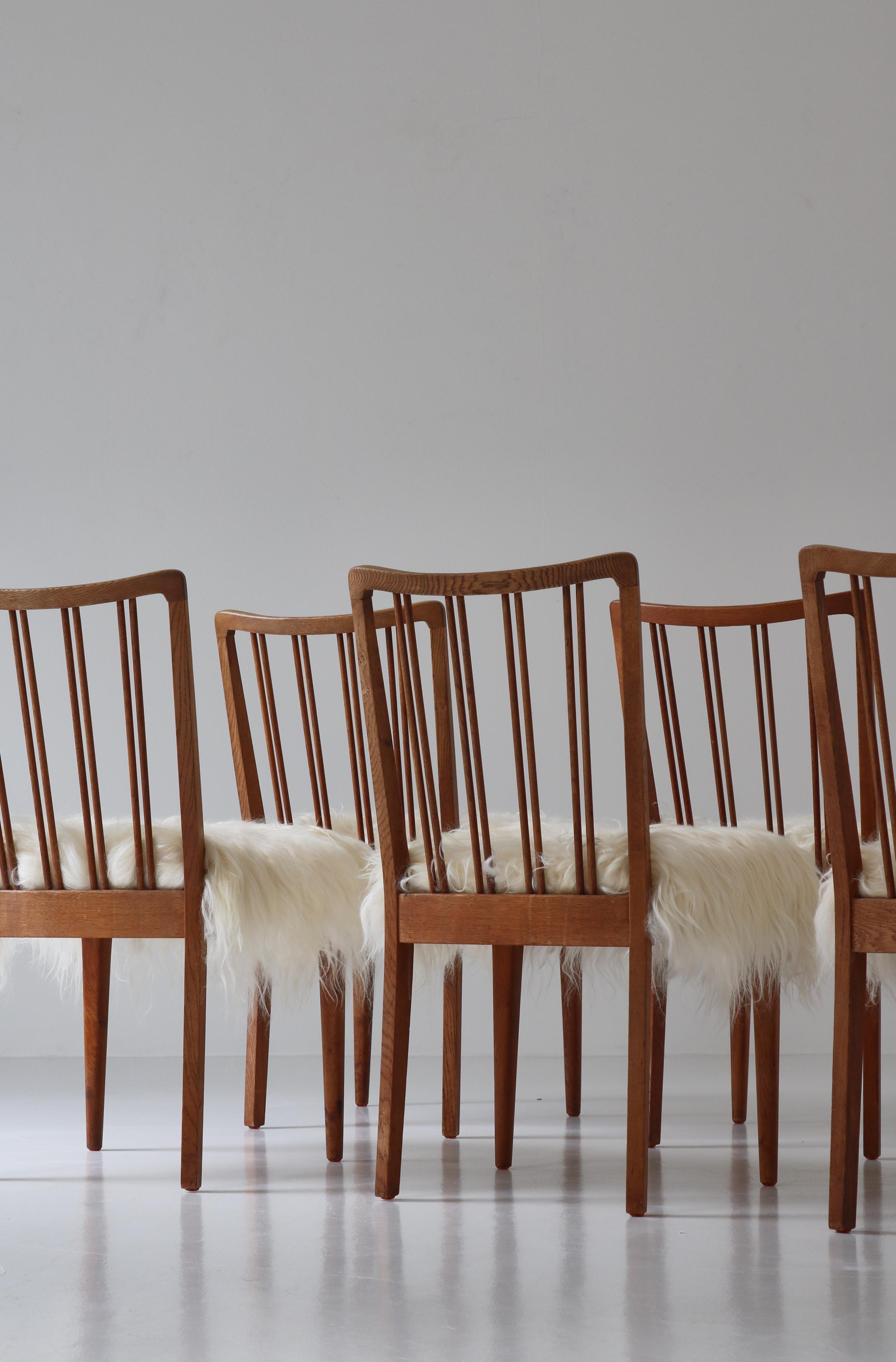 Ensemble de 6 chaises à dossier fuseau « Modèle 101 » en peau de mouton et chêne, Danemark, années 1950 en vente 6