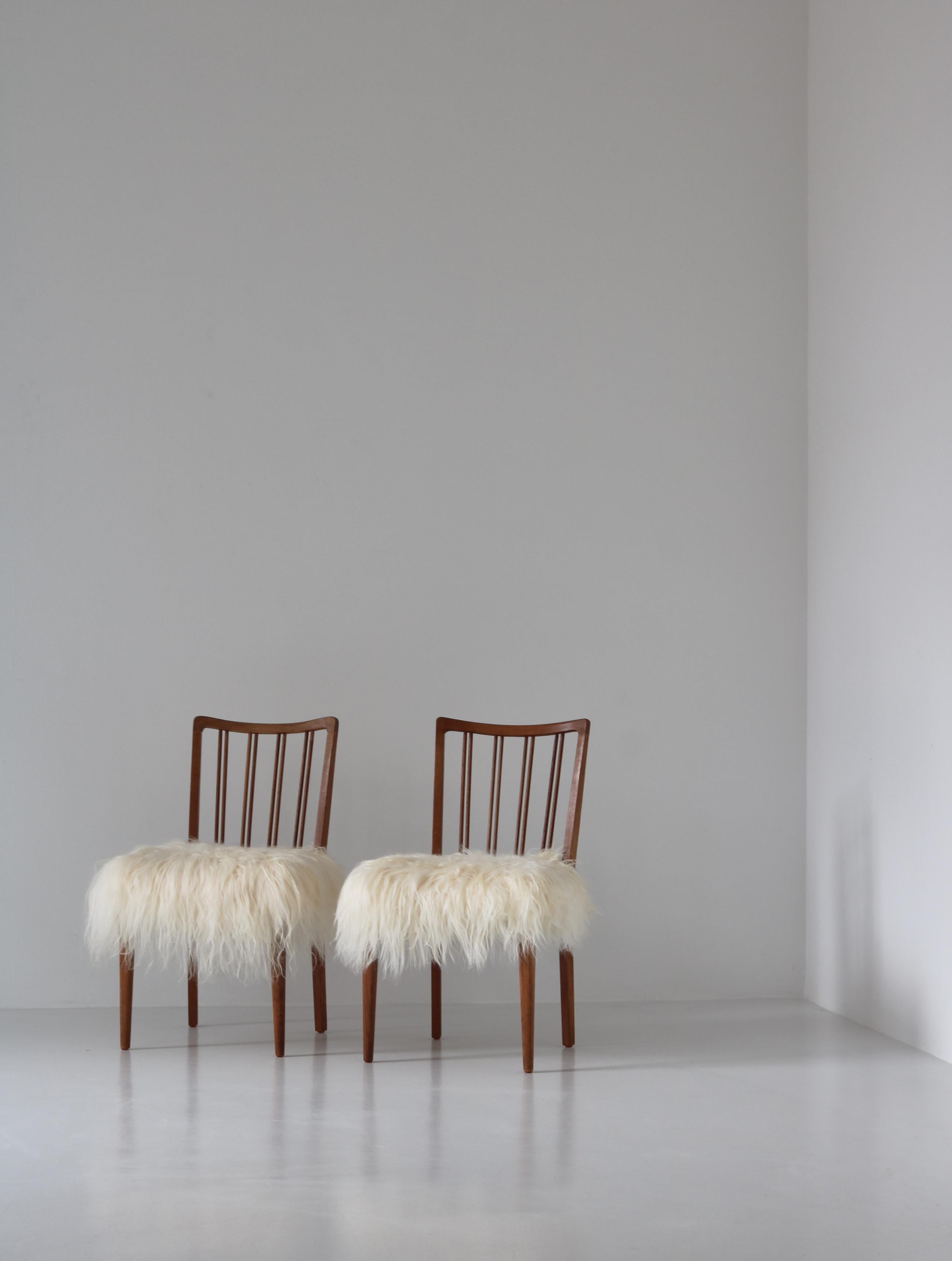 Ensemble de 6 chaises à dossier fuseau « Modèle 101 » en peau de mouton et chêne, Danemark, années 1950 en vente 12