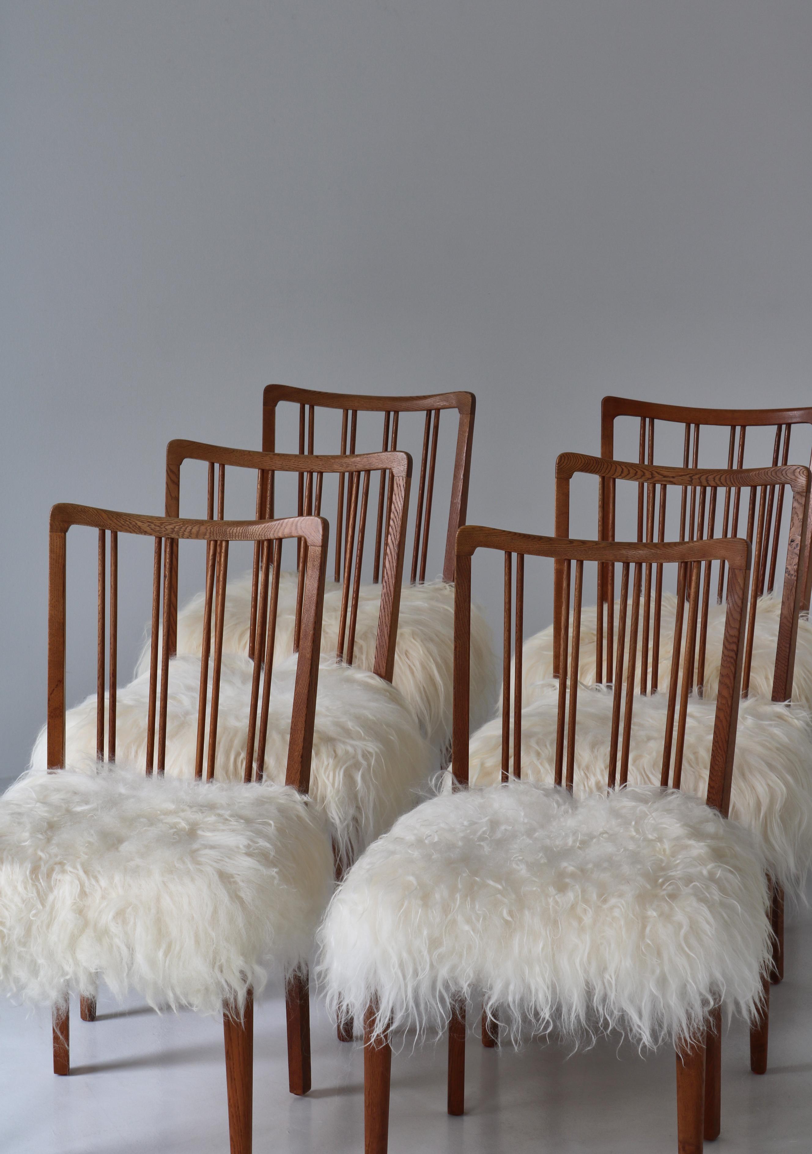 Satz von 6 Stühlen mit Spindelrückenlehne „Model 101“ aus Schafsleder und Eiche, Dänemark, 1950er Jahre (Dänisch) im Angebot