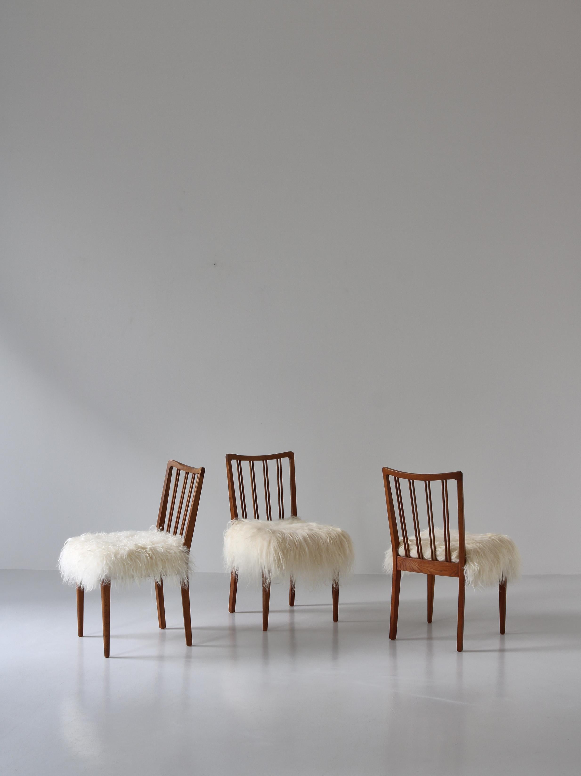 Satz von 6 Stühlen mit Spindelrückenlehne „Model 101“ aus Schafsleder und Eiche, Dänemark, 1950er Jahre im Zustand „Gut“ im Angebot in Odense, DK