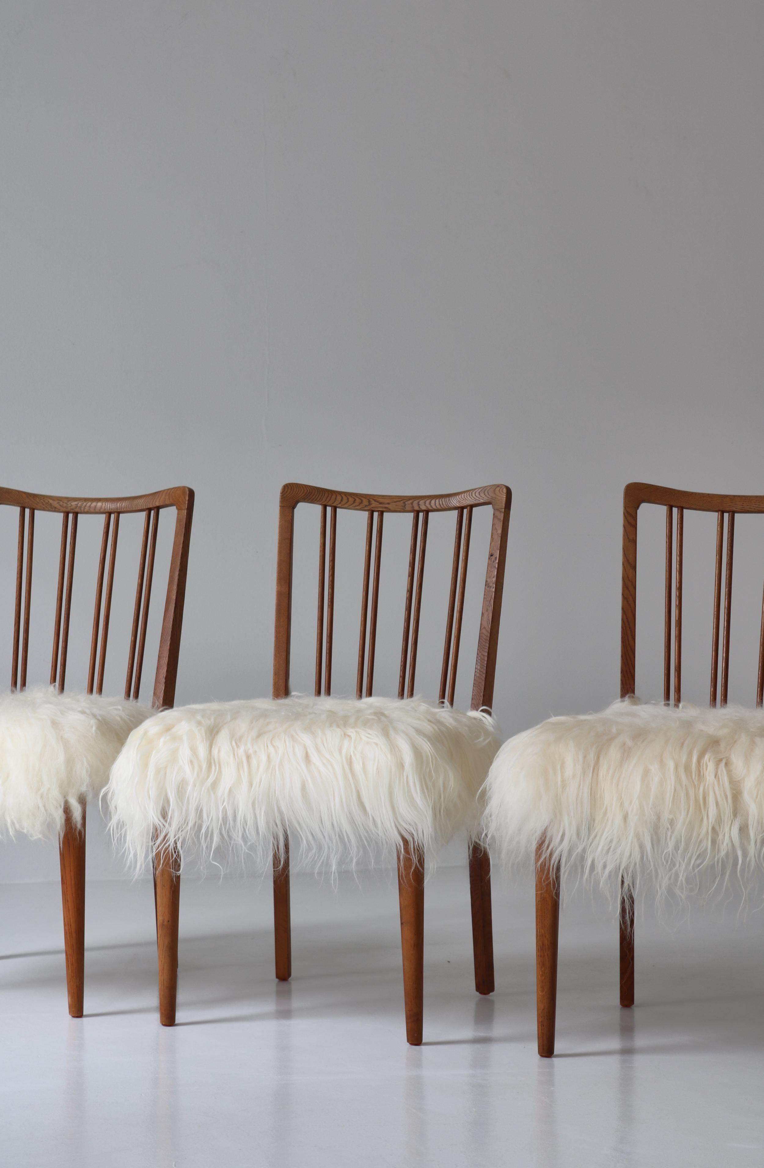 Milieu du XXe siècle Ensemble de 6 chaises à dossier fuseau « Modèle 101 » en peau de mouton et chêne, Danemark, années 1950 en vente