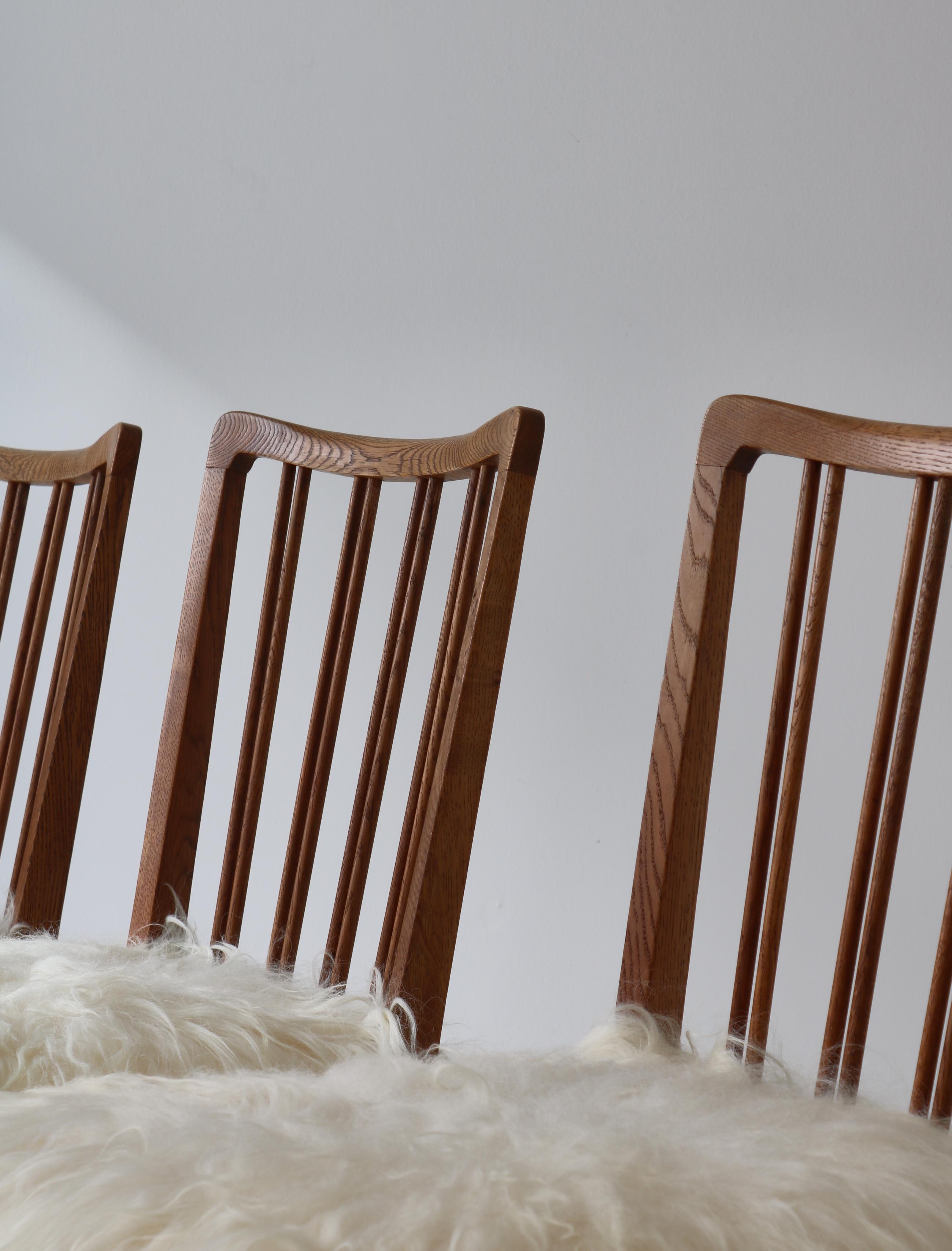 Satz von 6 Stühlen mit Spindelrückenlehne „Model 101“ aus Schafsleder und Eiche, Dänemark, 1950er Jahre (Schaffell und Schafleder) im Angebot