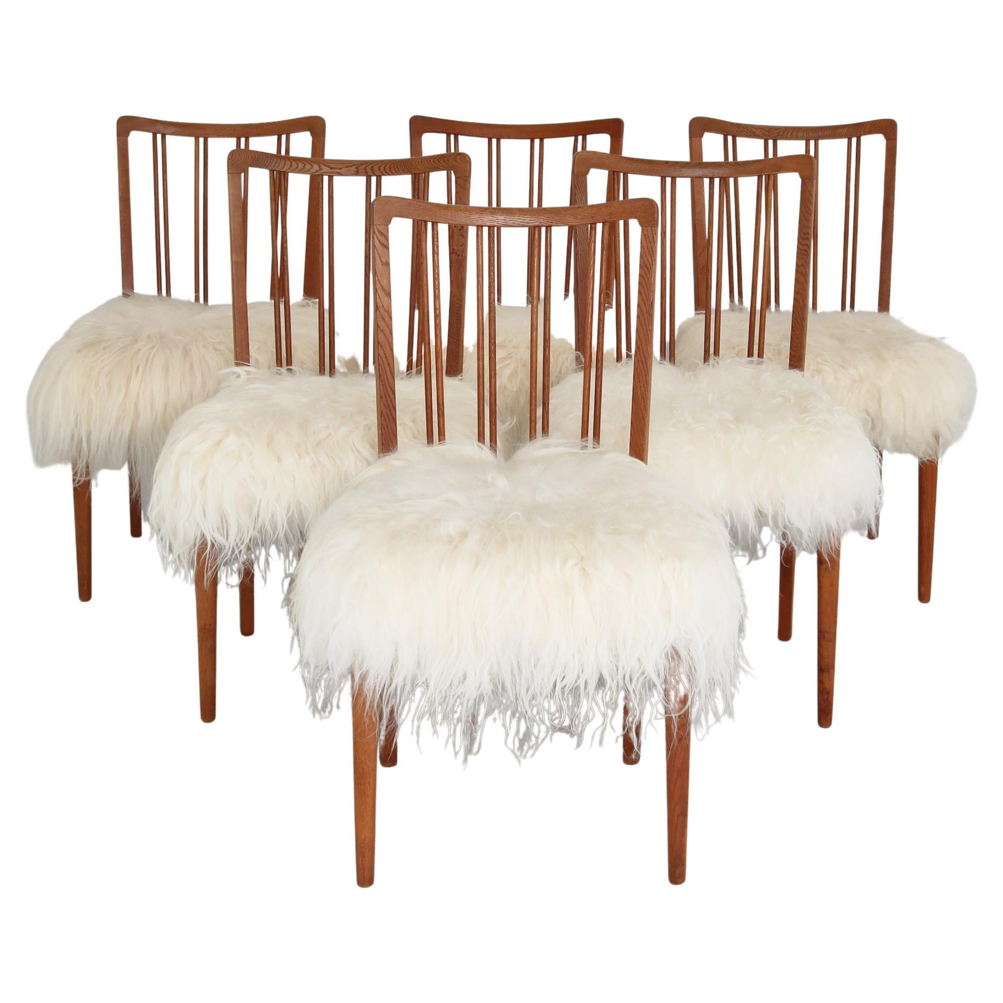 Ensemble de 6 chaises à dossier fuseau « Modèle 101 » en peau de mouton et chêne, Danemark, années 1950 en vente