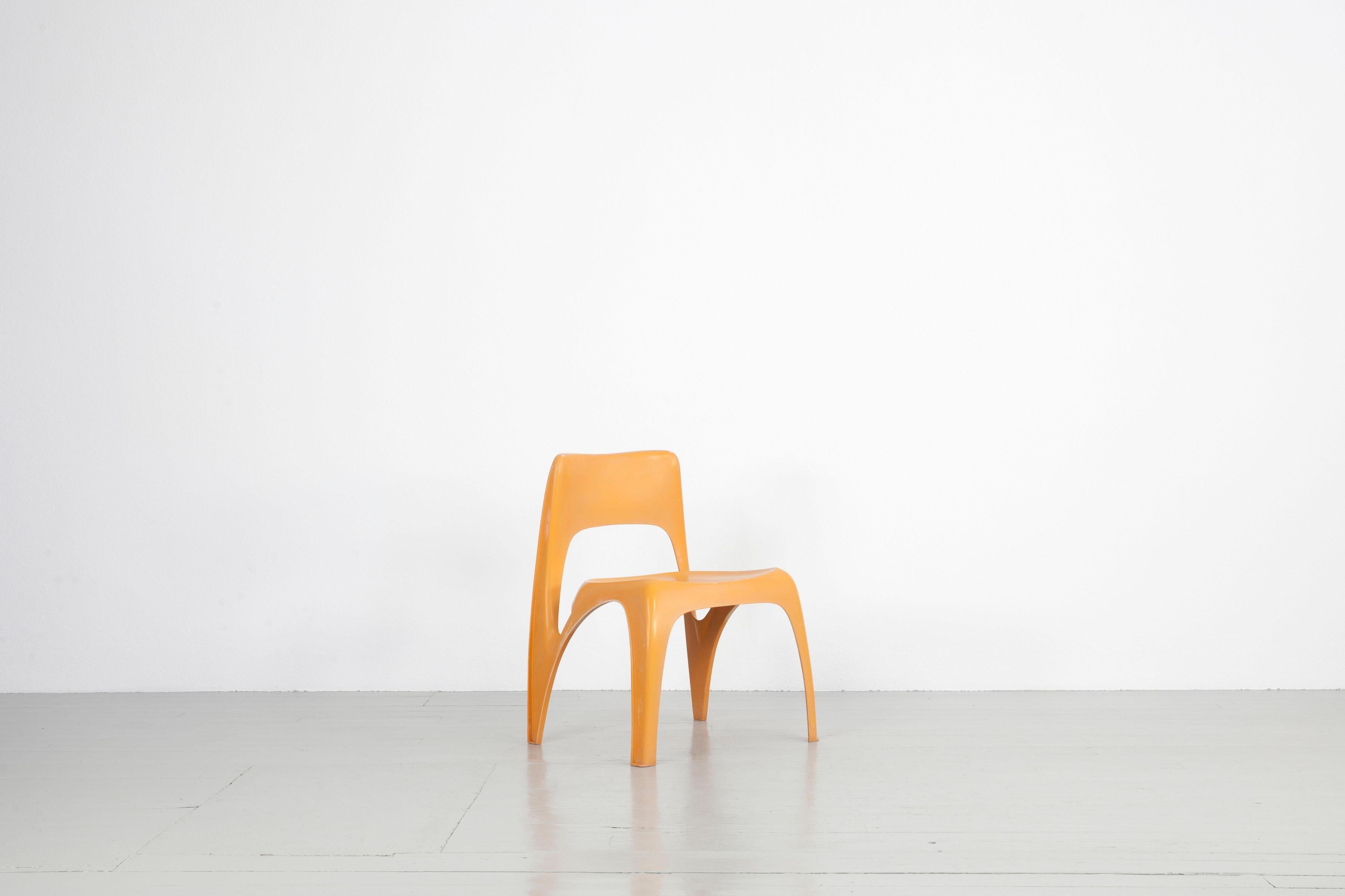 Cette chaise conçue par Preben Fabricius a été fabriquée par Interplast en Allemagne dans les années 1970. Le site
les chaises empilables sont fabriquées en plastique renforcé de fibre de verre et présentent des signes d'usure dus à leur