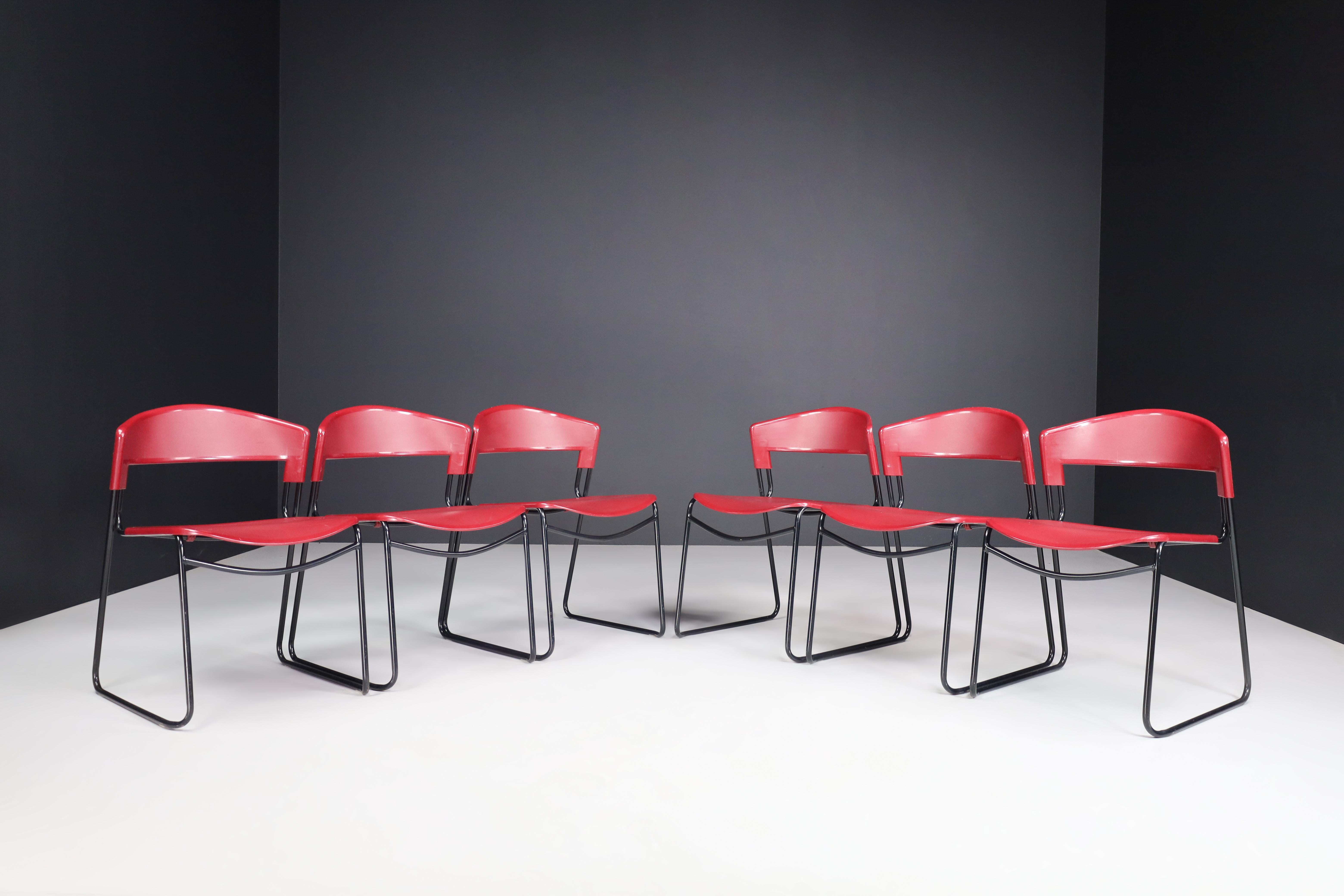Ensemble de 6 chaises empilables Paolo Favaretto & Airborne Assisa Italie années 1980

Chaises très design avec une structure en acier tubulaire revêtue de noir et une assise et un dossier en polypropylène. C'est l'architecte et designer Paolo