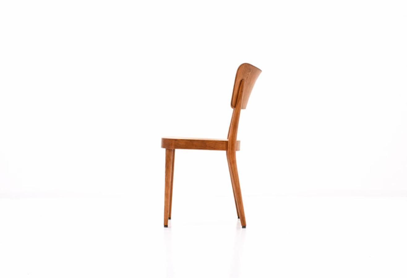 Set of 6 stackable dining chairs produced in the 1960s by famous Swiss chair an table manufacturer horgenglarus. Beech wood. Today known as the stack chair No. 1-683. The molded plywood backrest and the round turned legs are reminiscent of the