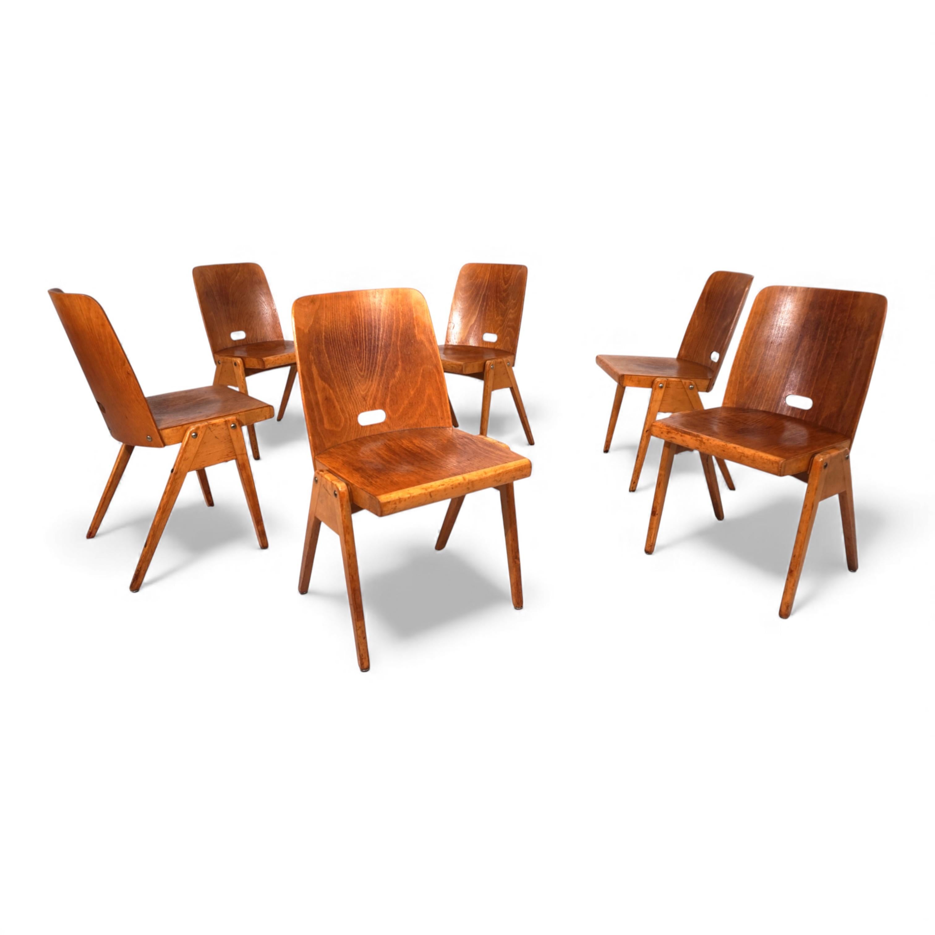 Un ensemble de six chaises de salle à manger avec une patine exceptionnellement attrayante, développée au fil des ans. Le contreplaqué couleur miel présente de nets signes d'usure qui, avec le superbe design, contribuent au charme des chaises. Les