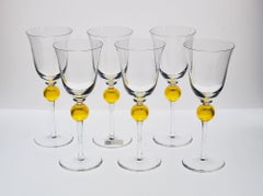 Set di 6 bicchieri a stelo in vetro trasparente con sfera giallo uranio, Cenedese 1950.