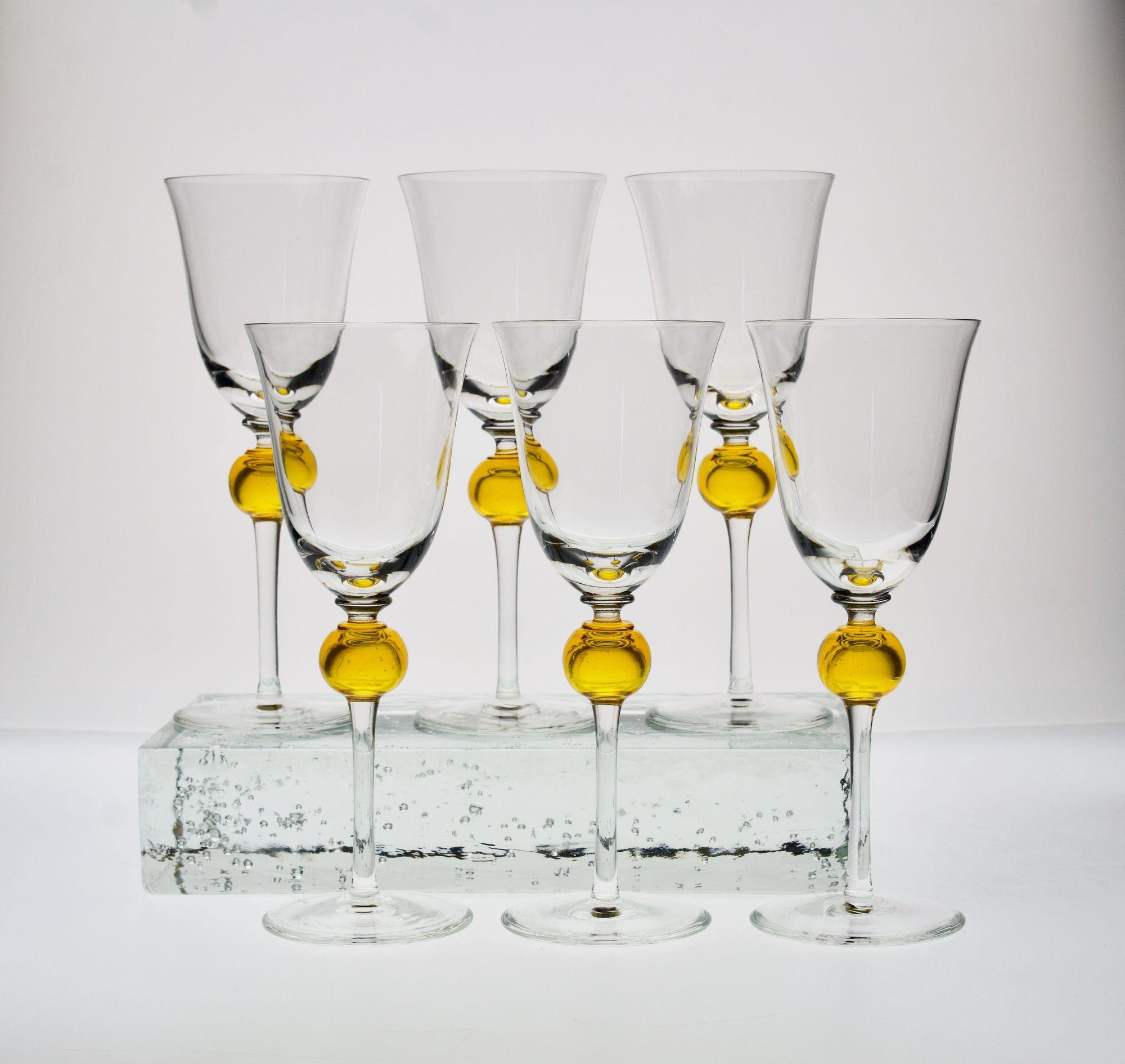 Mid-Century Modern Ensemble de 6 verres à pied en verre transparent avec sphère jaune uranium, Cenedese 1950. en vente
