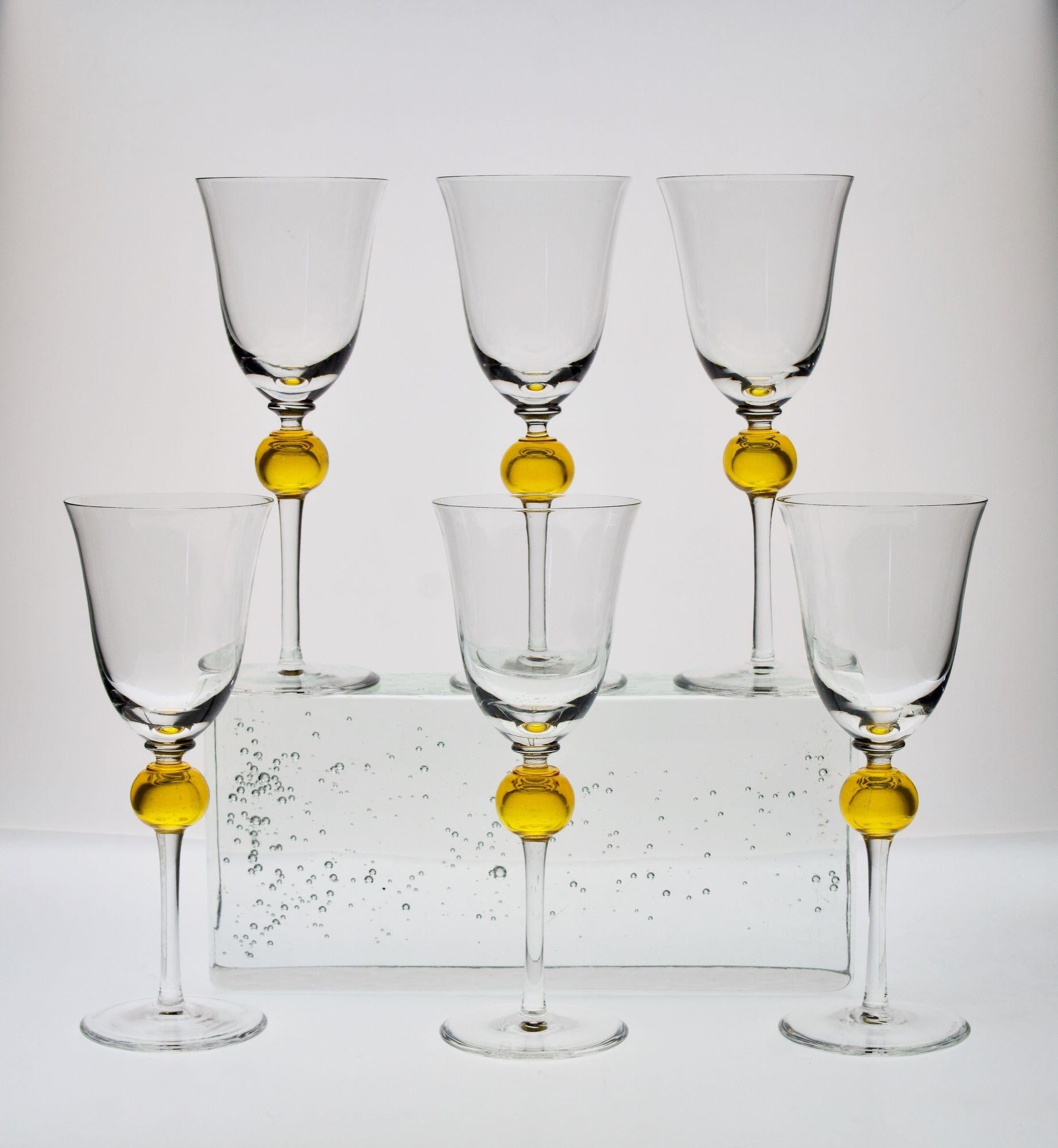 italien Ensemble de 6 verres à pied en verre transparent avec sphère jaune uranium, Cenedese 1950. en vente