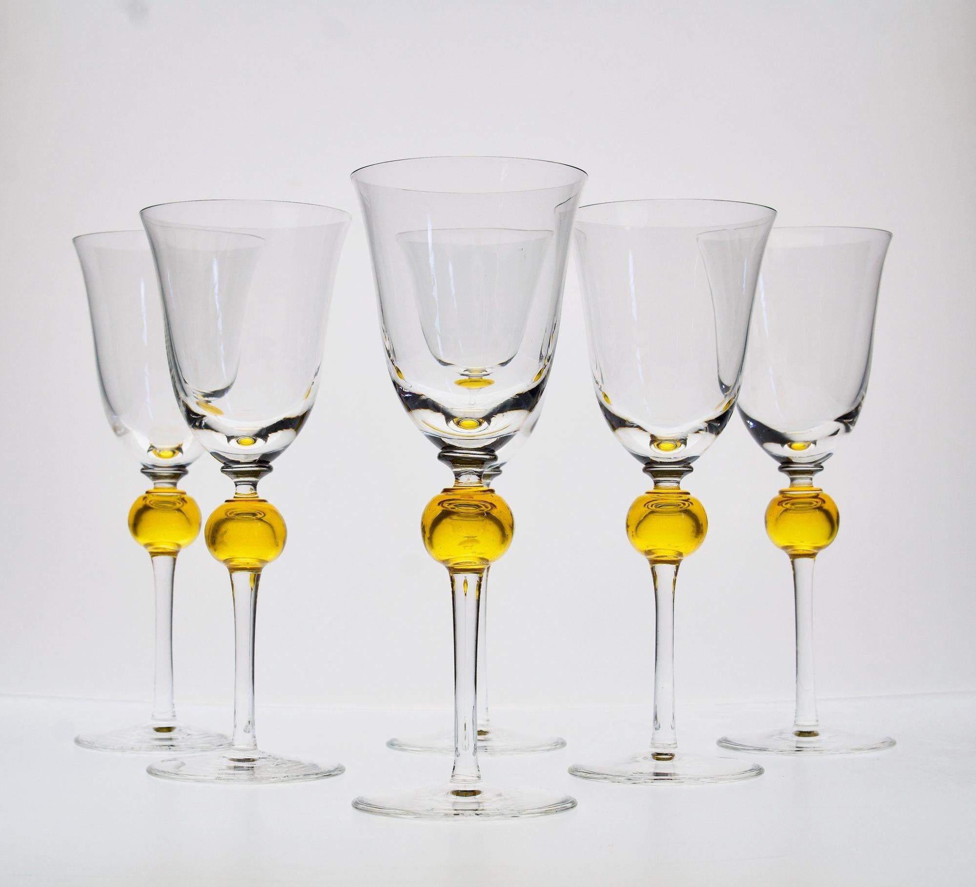 Verre de Murano Ensemble de 6 verres à pied en verre transparent avec sphère jaune uranium, Cenedese 1950. en vente