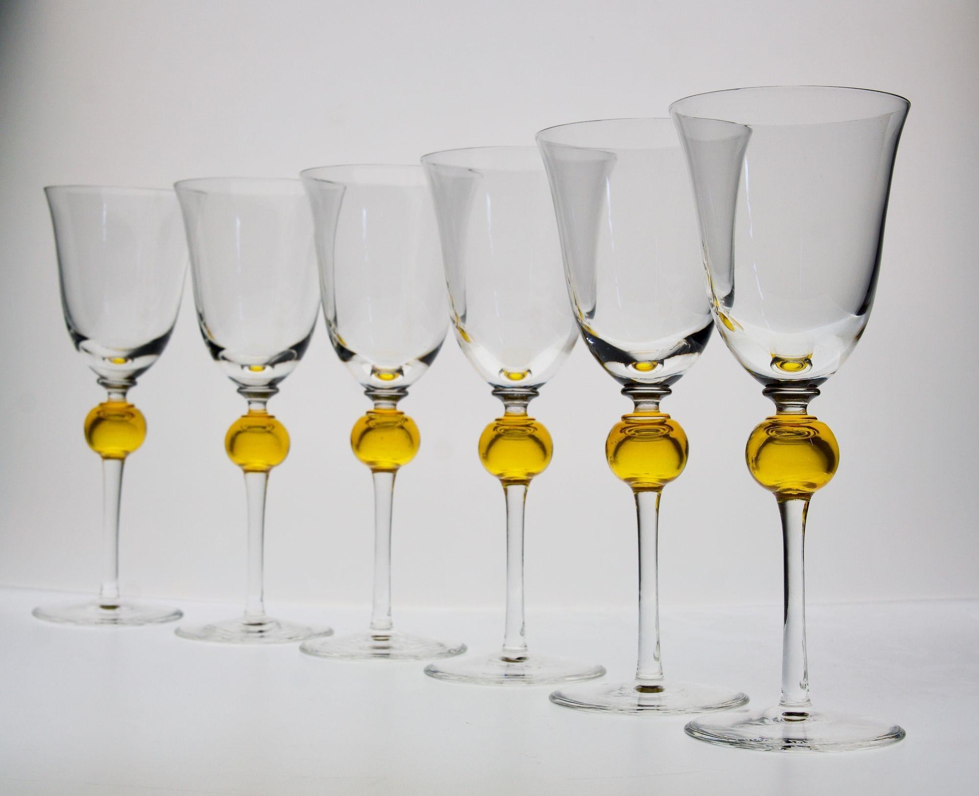 Ensemble de 6 verres à pied en verre transparent avec sphère jaune uranium, Cenedese 1950. en vente 1