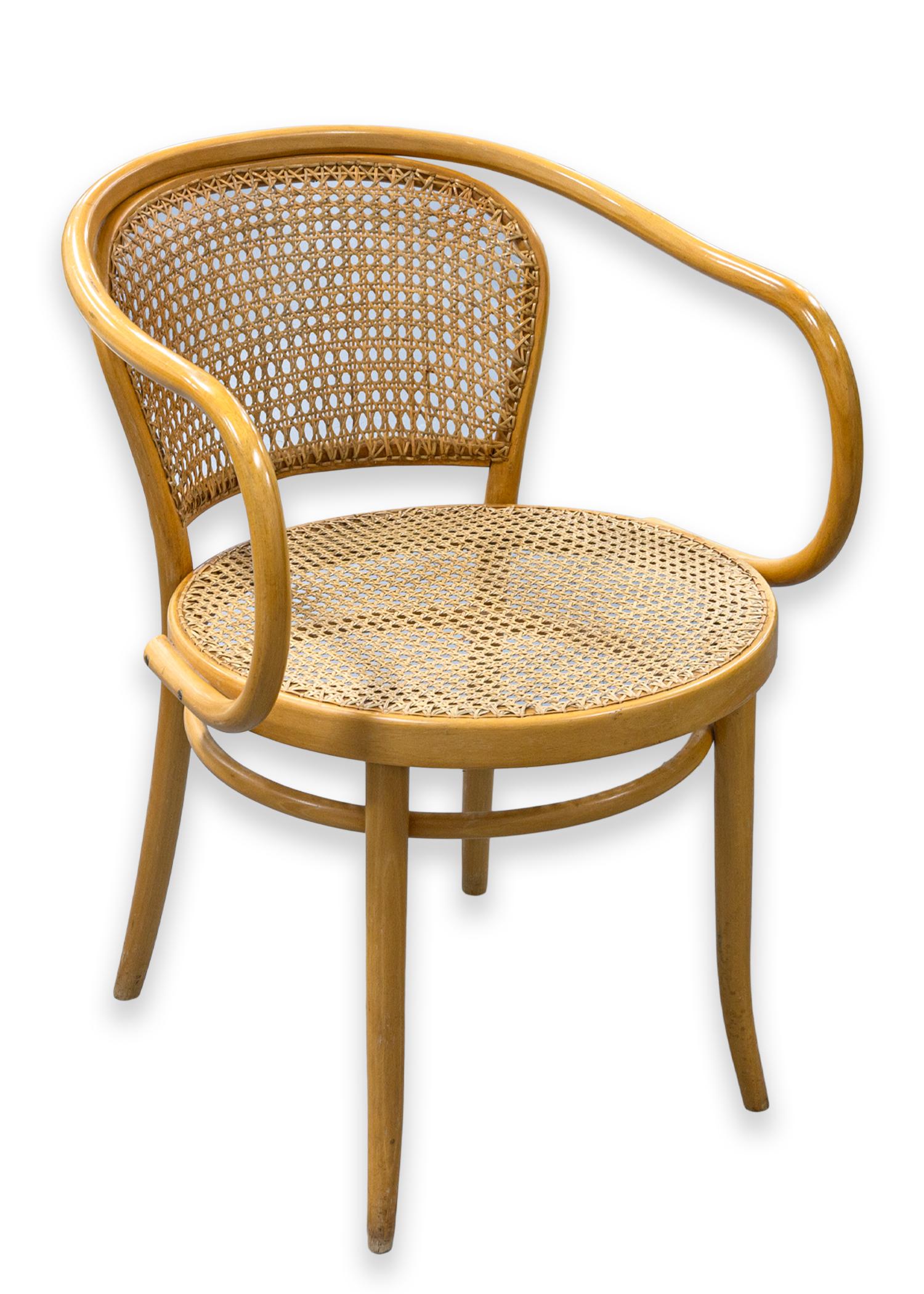 Ein Satz von 6 Stendig-Sesseln. Ein hübsches Set moderner Esszimmerstühle aus der Mitte des Jahrhunderts mit einer Konstruktion aus Buchenholz mit abgerundeten Armlehnen und einer Sitzfläche und Rückenlehne aus Rattan. Diese Stühle sind in sehr