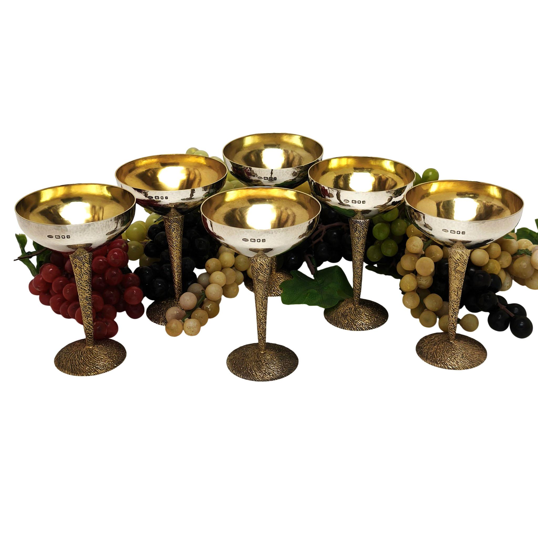 Un set di Icone vintage in argento Sterling di Stuart Devin nel suo stile iconico. Questi bicchieri da champagne hanno steli e basi in Parcel Gilt e ciotole in argento lucido martellato.

Realizzato a Londra nel 1971/72 da Stuart Devlin.

Totale